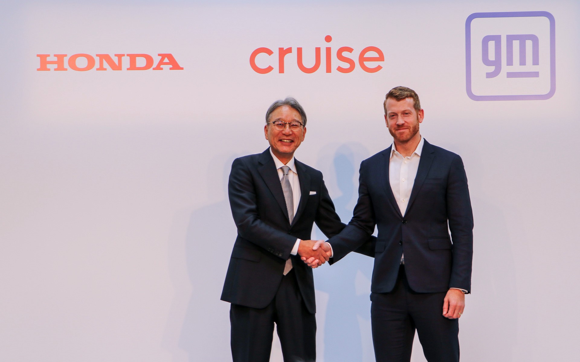 記者会見後に握手を交わす本田技研工業株式会社 取締役 代表執行役社長 三部敏宏氏（左）とクルーズ創業者 兼 CEO カイル・ヴォクト氏