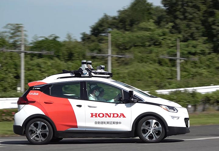テストコースを走る「クルーズAV（Autonomous Vehicle）」。ベース車両はGMの「Bolt（ボルト）」
