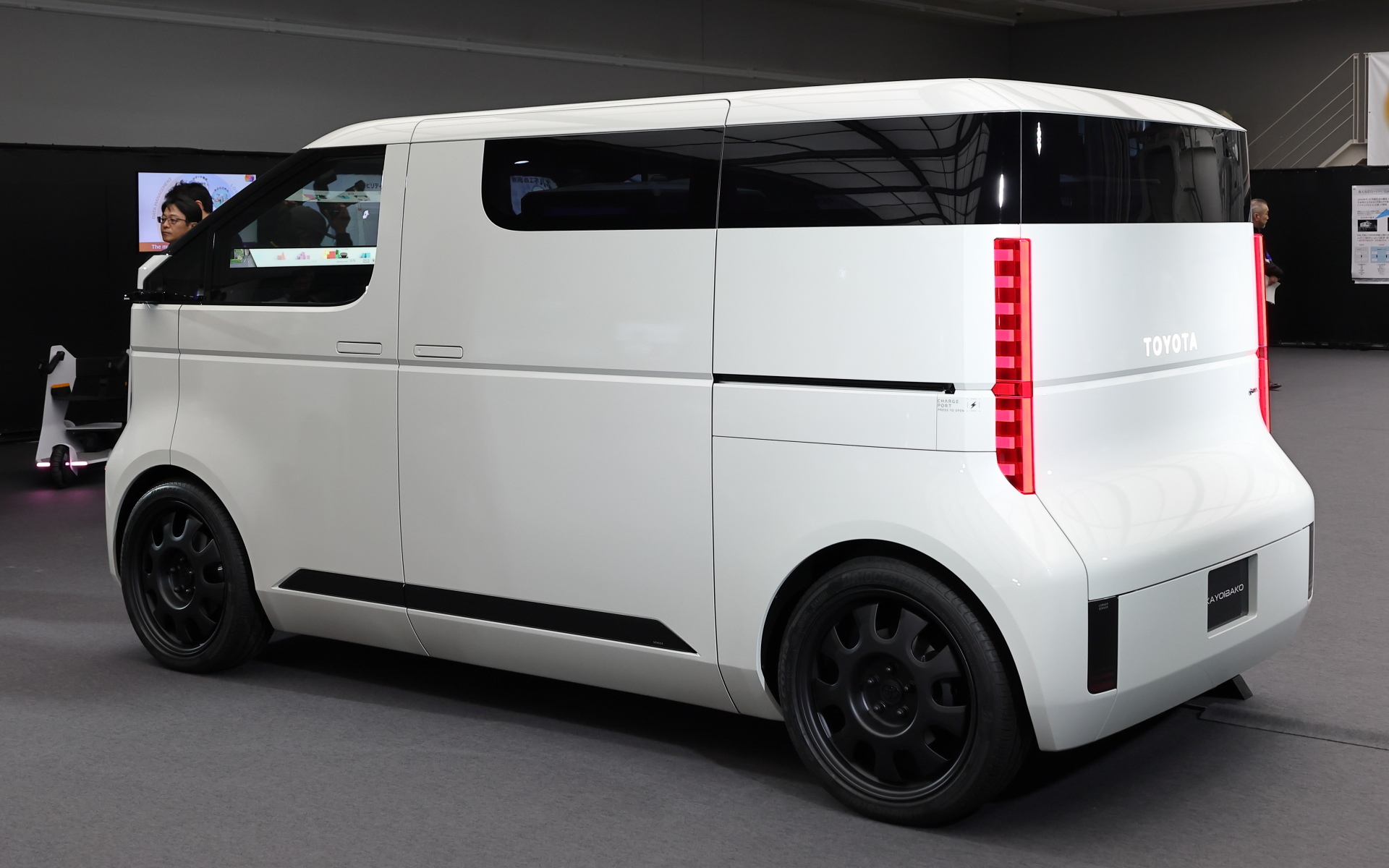 バッテリEVのため、タイヤを四隅に配置。箱車感が抜群