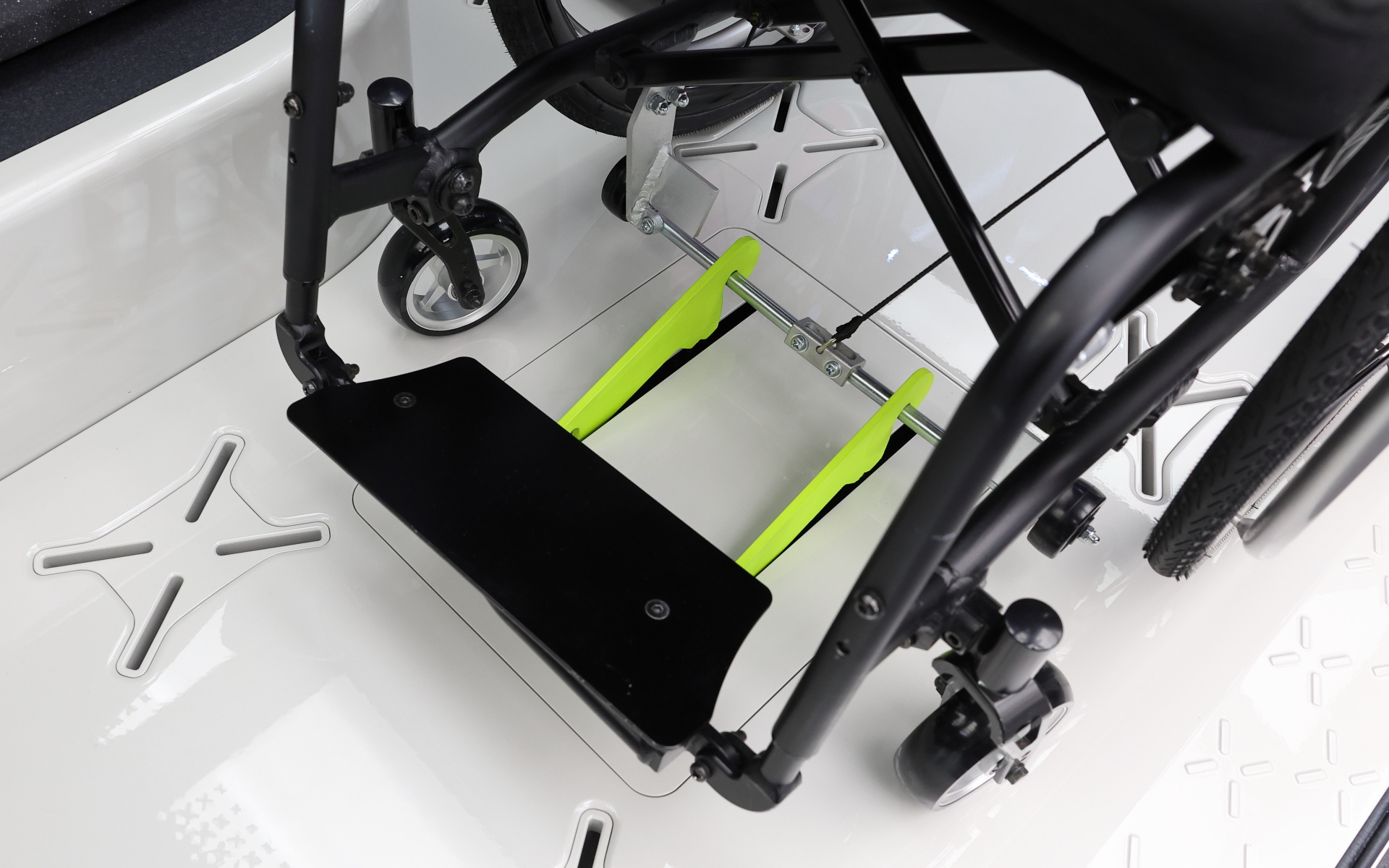 ワンタッチで脱着できる車いすのアダプタ。トヨタも加盟する車椅子簡易固定標準化コンソーシアムによって規格化されている