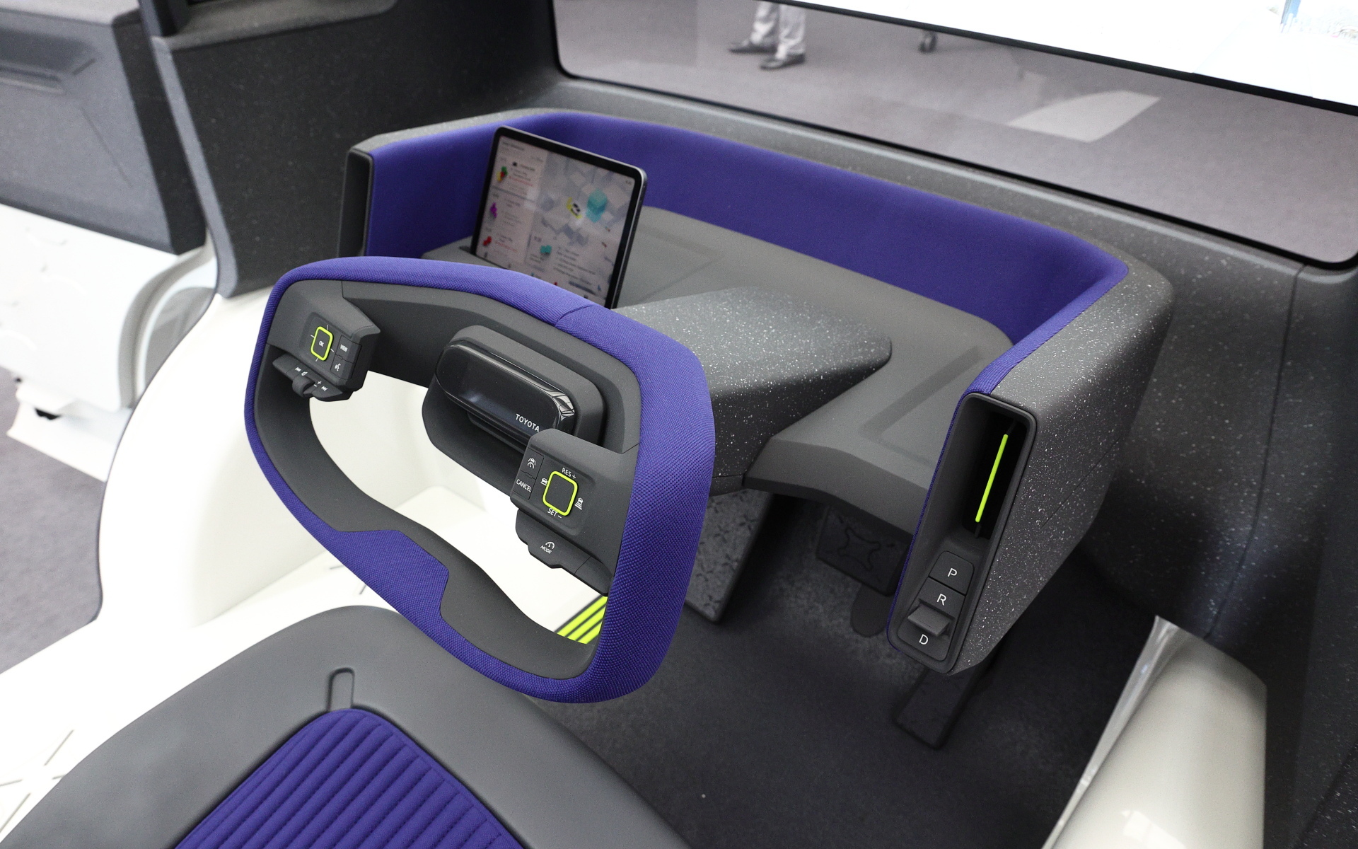 シンプルながら使い勝手のよさそうなステアリング。メーターパネルはスレートタイプ