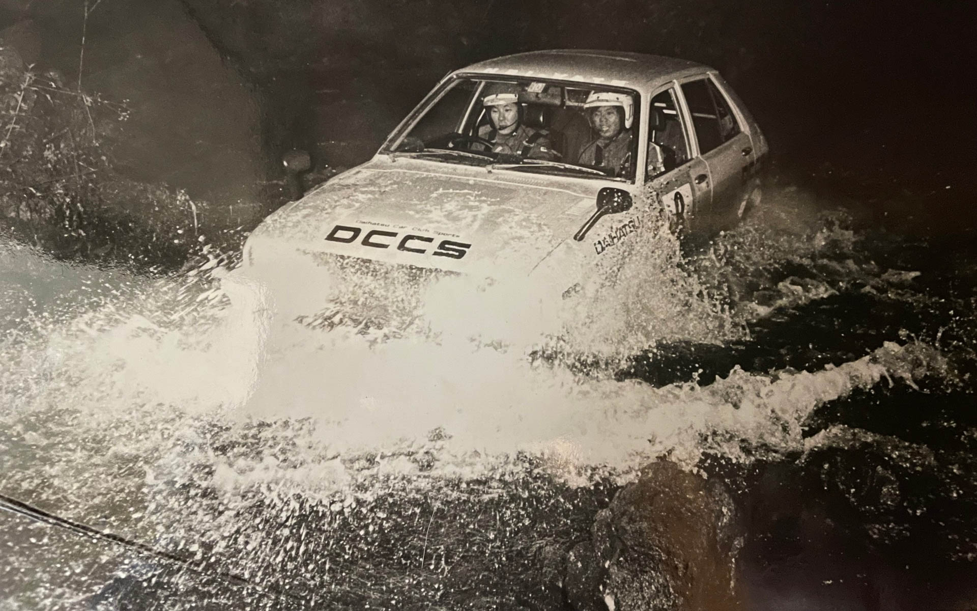 シャレードの川渡り。1.0リッターNA3気筒のシャレードは道を選びながら常に全開だった。たぶん1980年ごろのハイランドマスターズですね。ホントに川を渡っているでしょ？