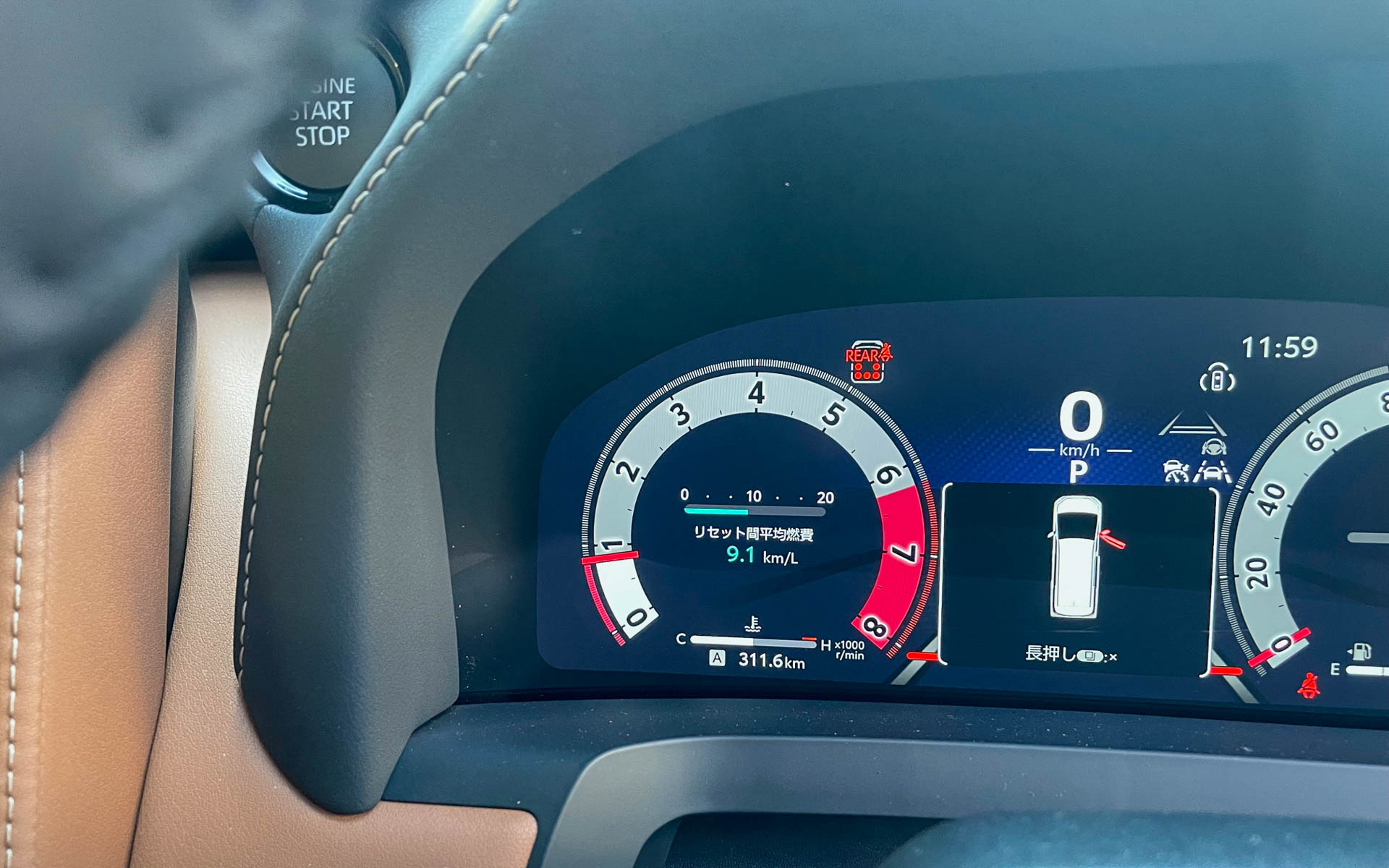 エンジンをかけっぱなしにしたり、山道を元気よく上ったりと例によって燃費とは関係ない運転をしてこの燃費は立派。WLTCが10.4km/L強だったから今の技術はすごい。ちなみにハイブリッドのカタログ燃費は17～18km/L強で2.5リッターのLクラスミニバンとしてはすごい数字だ