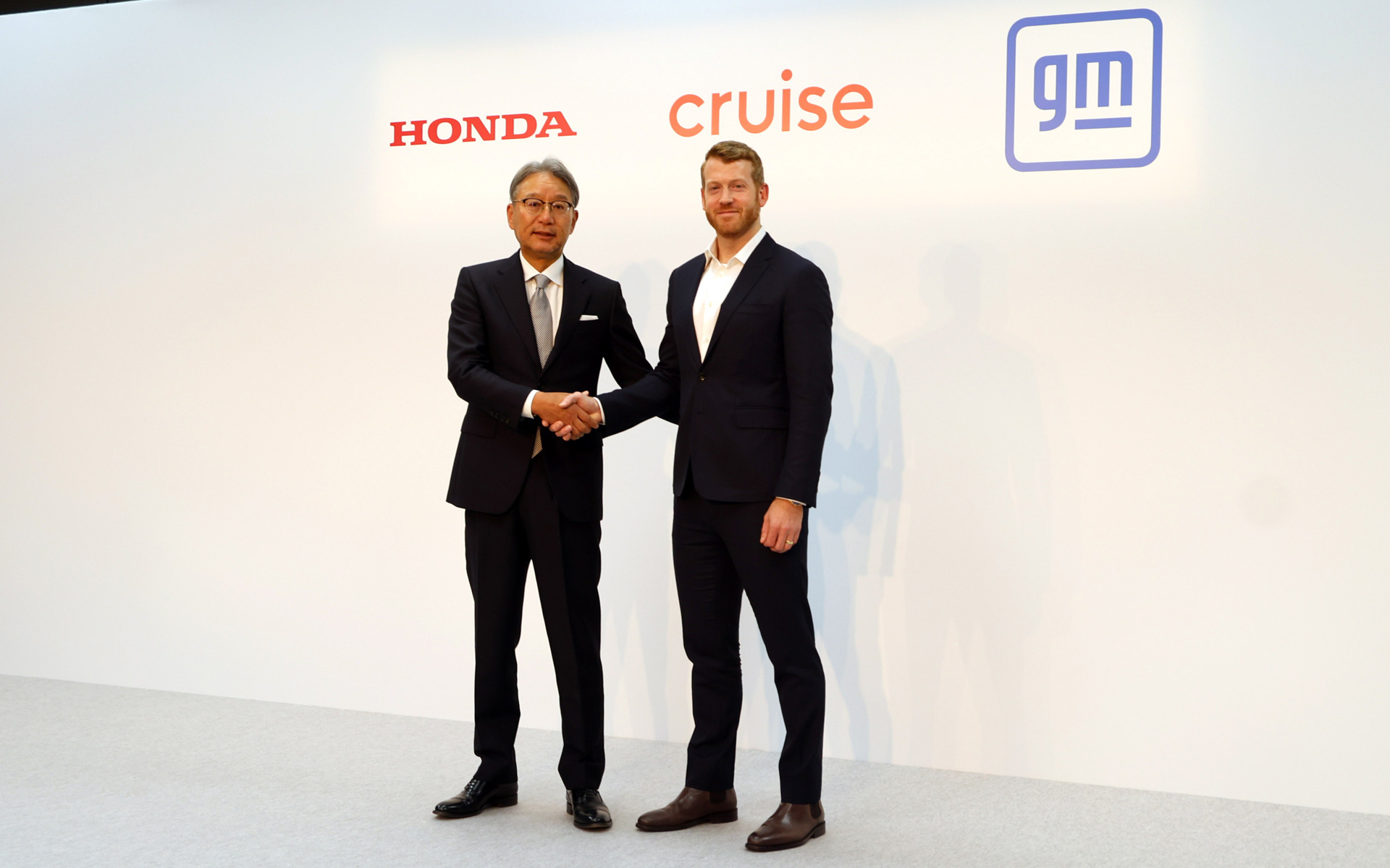 自動運転モビリティサービスの取り組みに関する記者会見後に握手を交わす本田技研工業株式会社 取締役 代表執行役社長 三部敏宏氏（左）とクルーズ創業者 兼 CEO カイル・ヴォクト氏