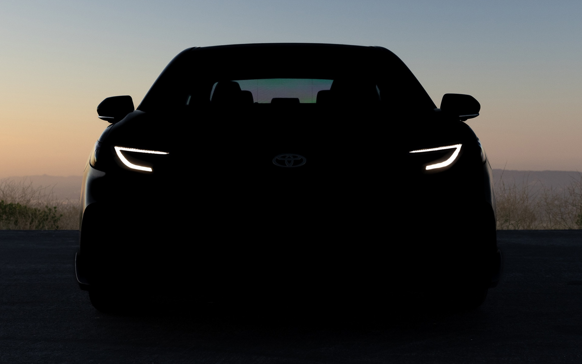 トヨタがアメリカの公式サイトに1台の謎のシルエット画像を公開した