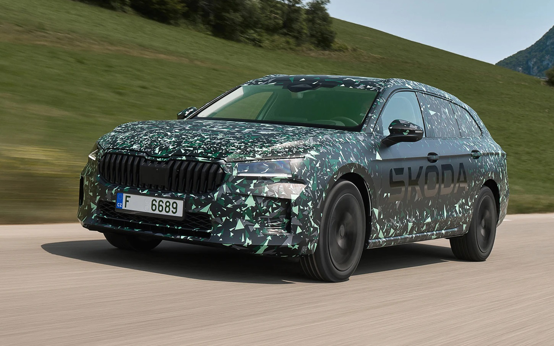 シュコダの新型「スペルブ」（カモフラージュ仕様）