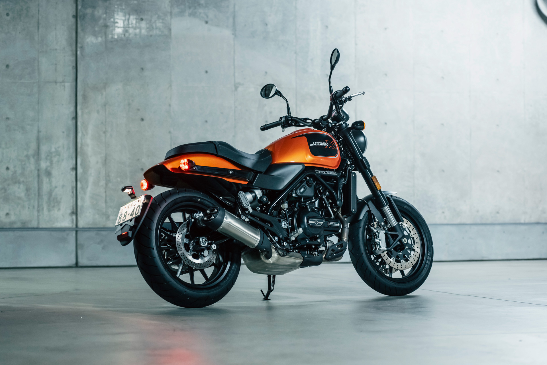 フロントタイヤは120/70 ZR17、リアタイヤは160/60 ZR17