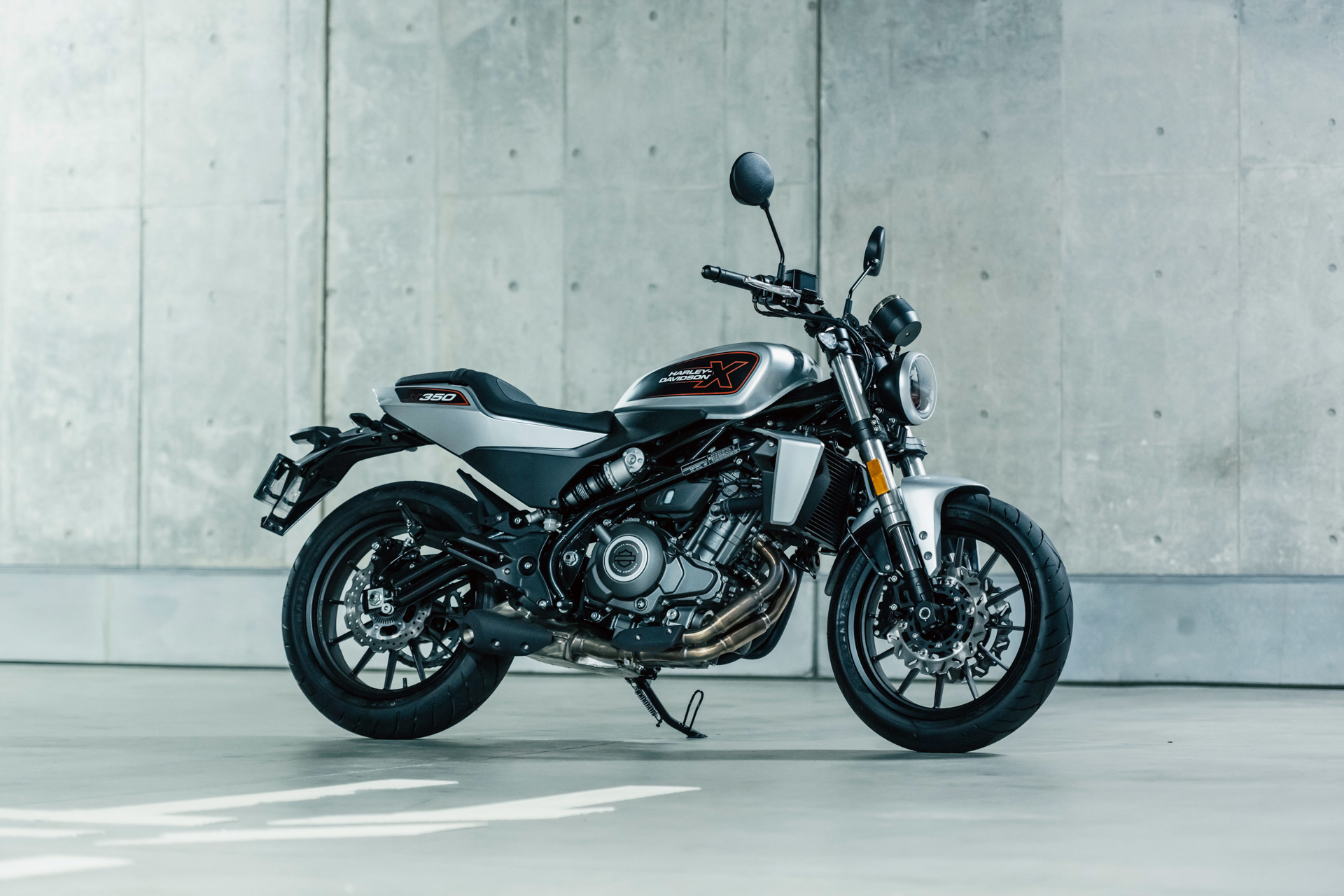 フューエルタンク容量は13.5L、レーク・トレール：24.8°100mm