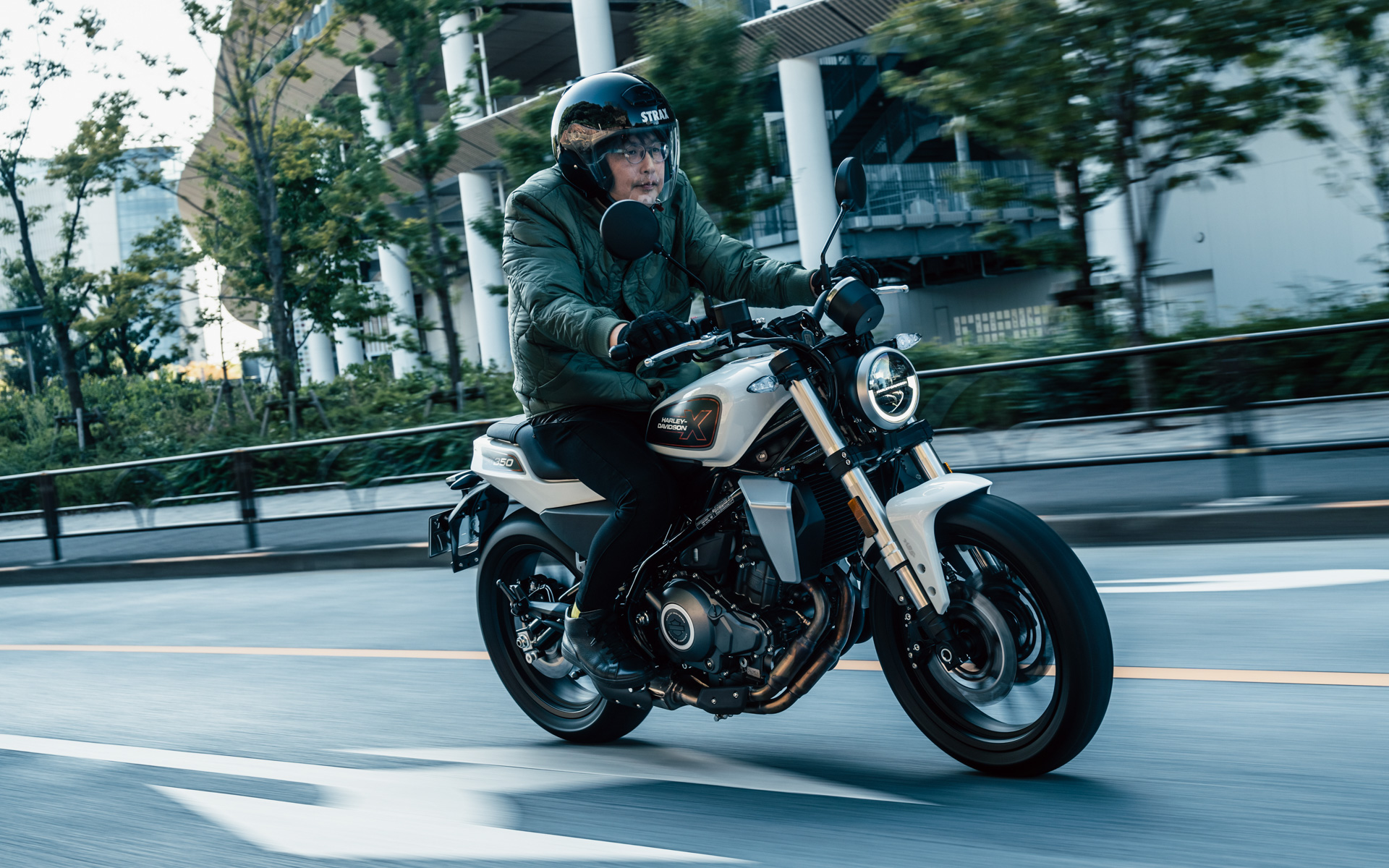 中免「普通自動二輪MT免許」で乗れるX350の価格は69万9800円、カラーは「ドラマティックブラック」「ダイナミックオレンジ」「スーパーソニックシルバー」「パールホワイト」の4色を用意