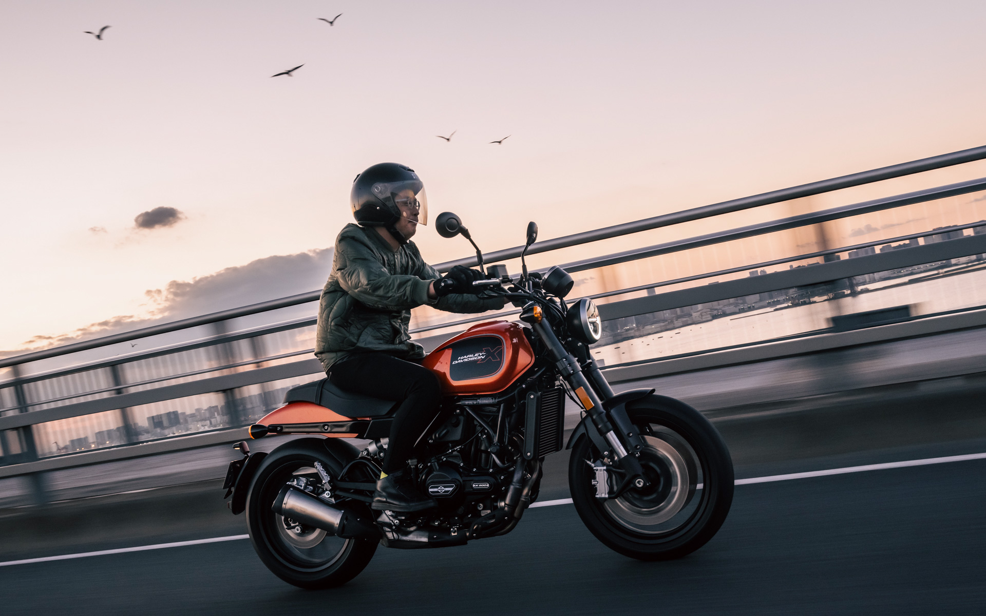 X500の価格は83万9800円。ボディカラーは「ドラマティックブラック」「ダイナミックオレンジ」「スーパーソニックシルバー」「パールホワイト」を用意