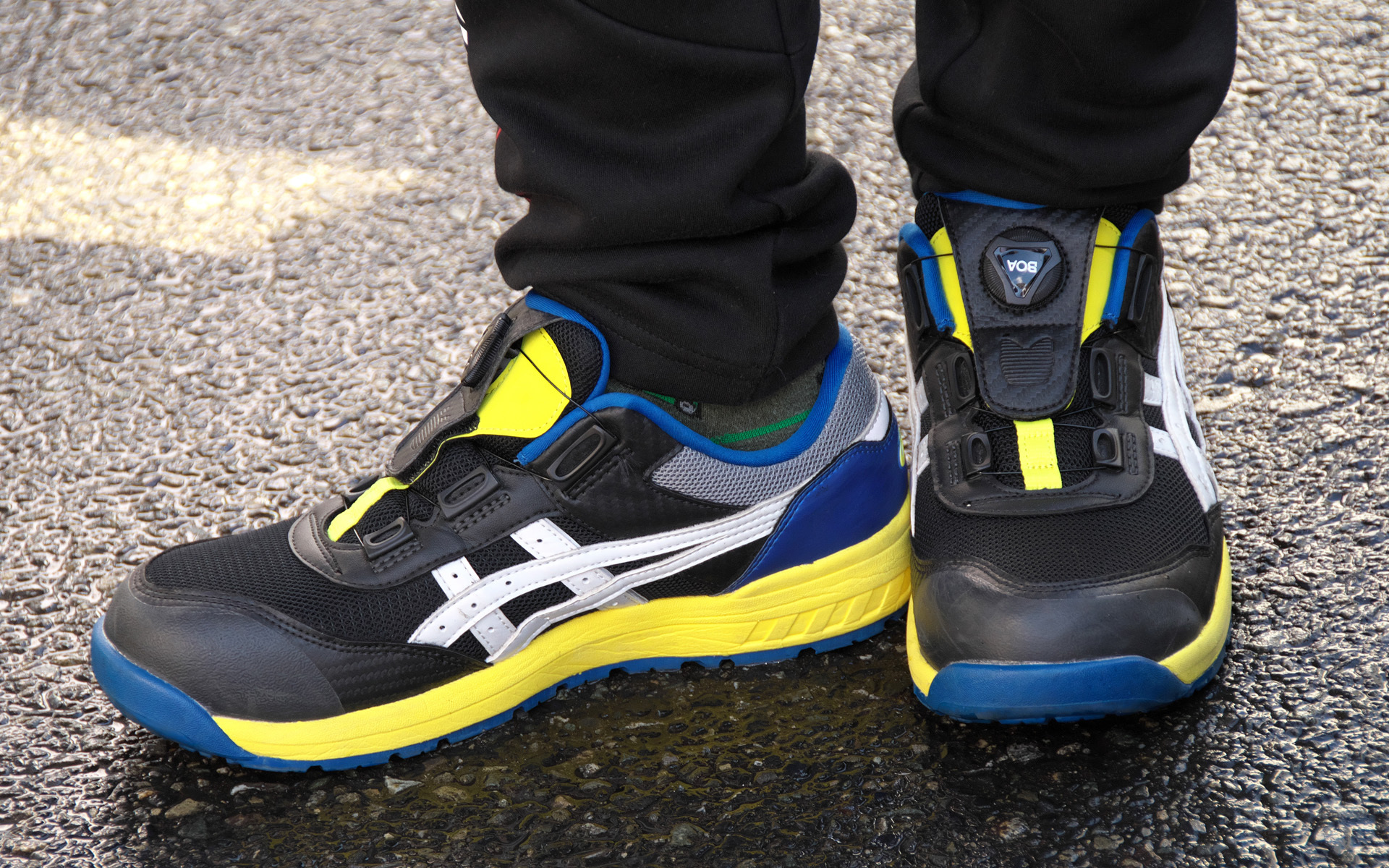 豊田章男会長の足下は、アシックスのBOAワークシューズ。アシックスはルーキーレーシングのスポンサーでもあり、チーム一同オンラインショップ限定モデルのカラー（ブラック×ホワイト）で統一されていた