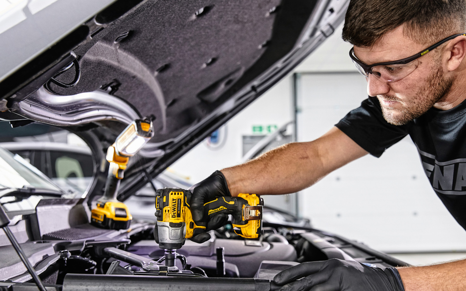 コンパクトなヘッドなのでエンジンルームなどの作業に適しているモデル