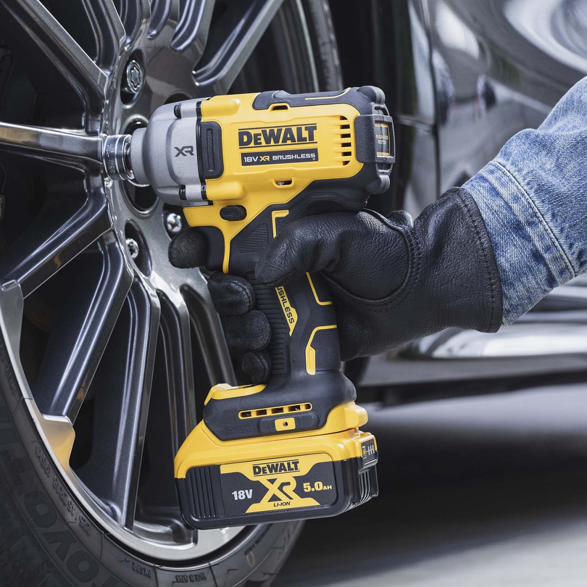 18Vモデルは最大締め付けトルク812Nmを発揮。グリップ下部にあるバッテリは脱着式