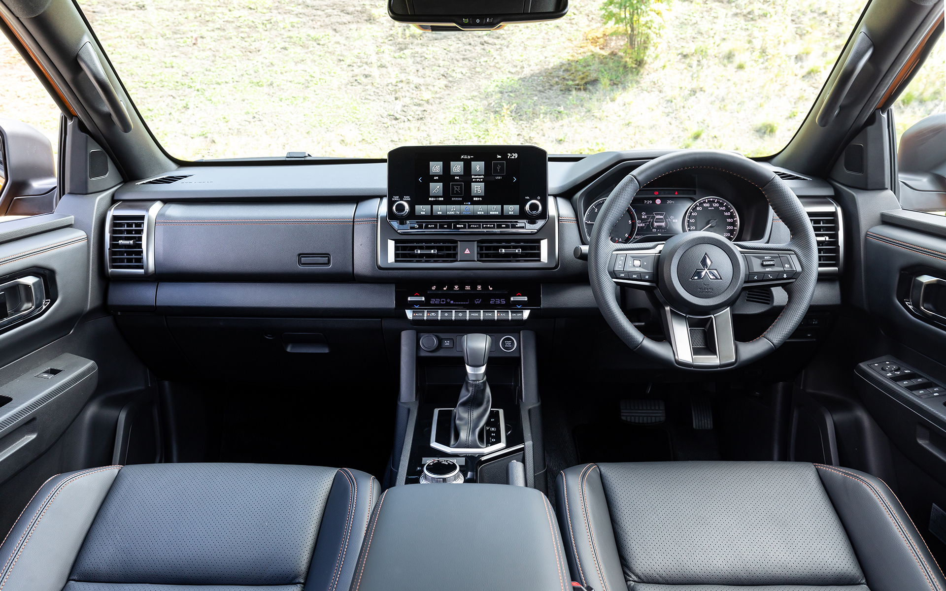 新型トライトンのインテリア