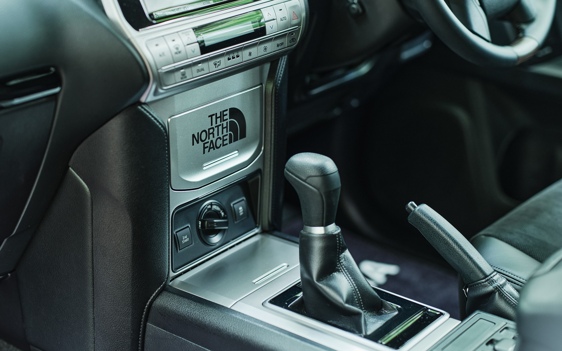 センターコンソールにもTHE NORTH FACEロゴがあしらわれる