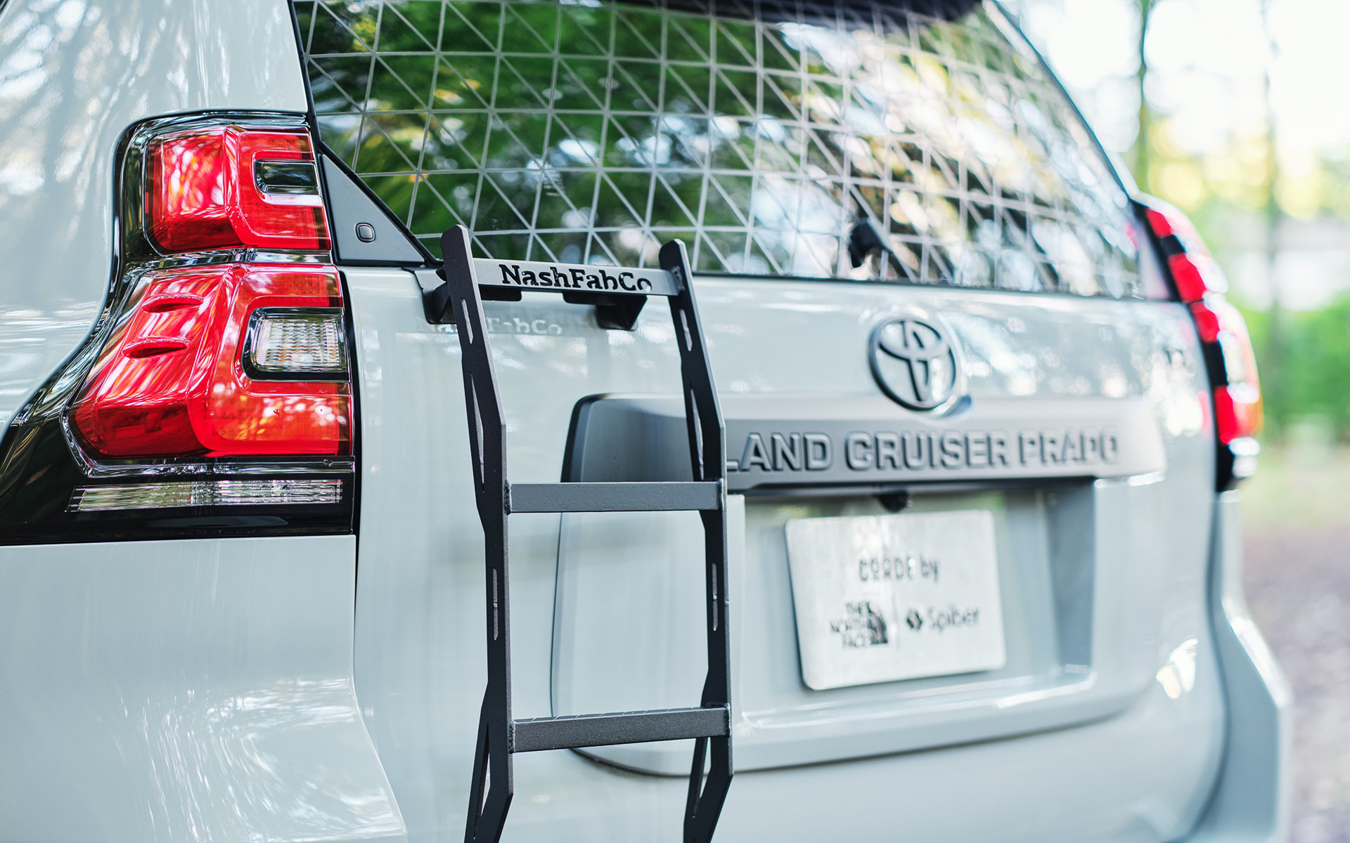 背面にはハーフラダー