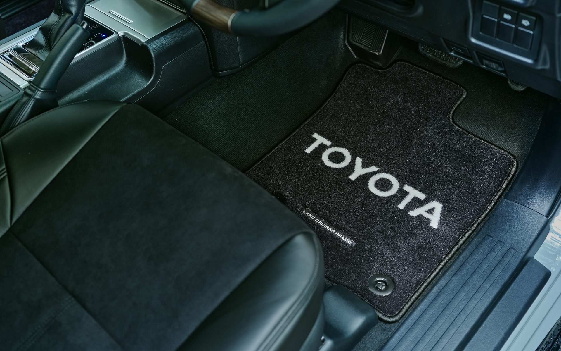 フロアマットにはTOYOTAロゴ