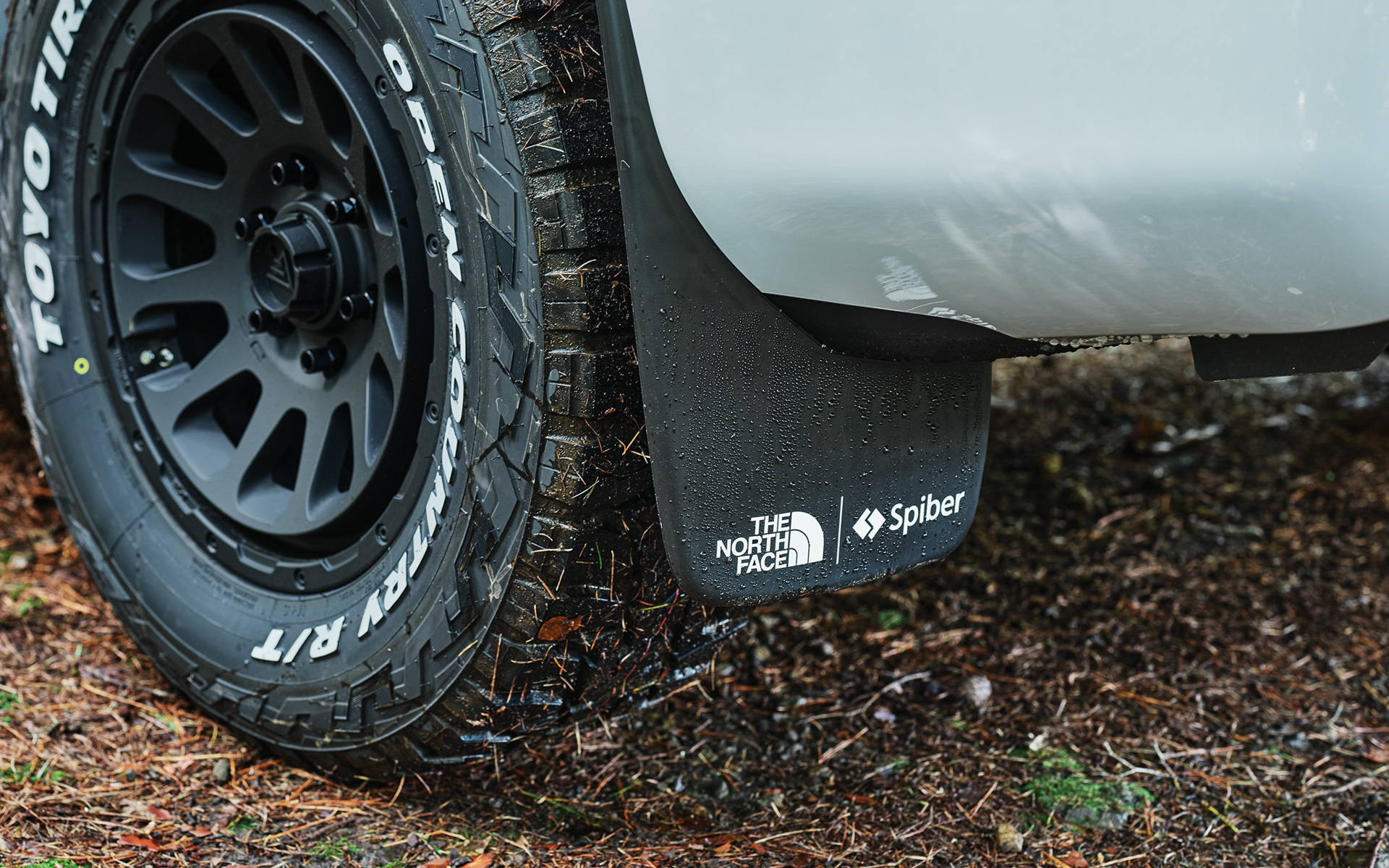 マッドガードにもTHE NORTH FACEのロゴをあしらっている
