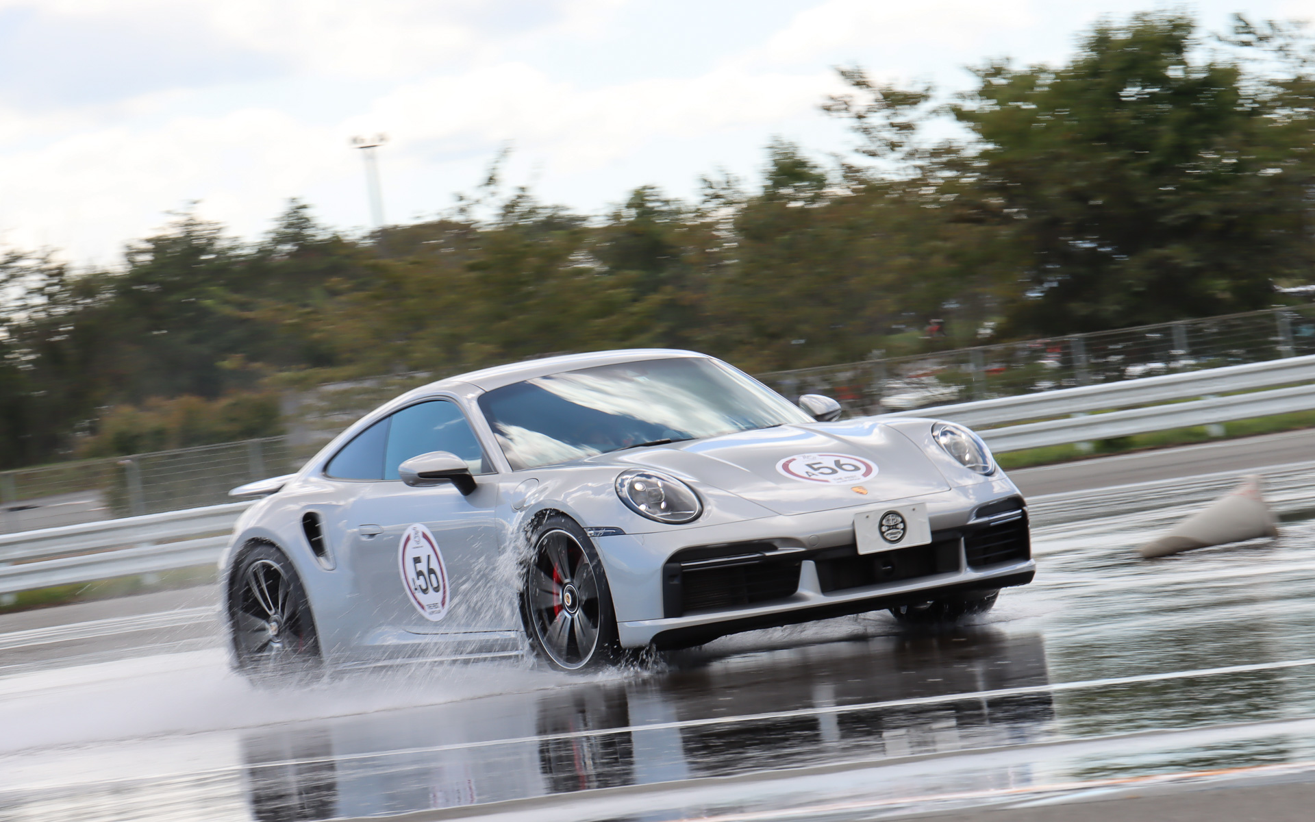 富士スピードウェイの「モビリタ」で低ミュー路を走行する参加者たち