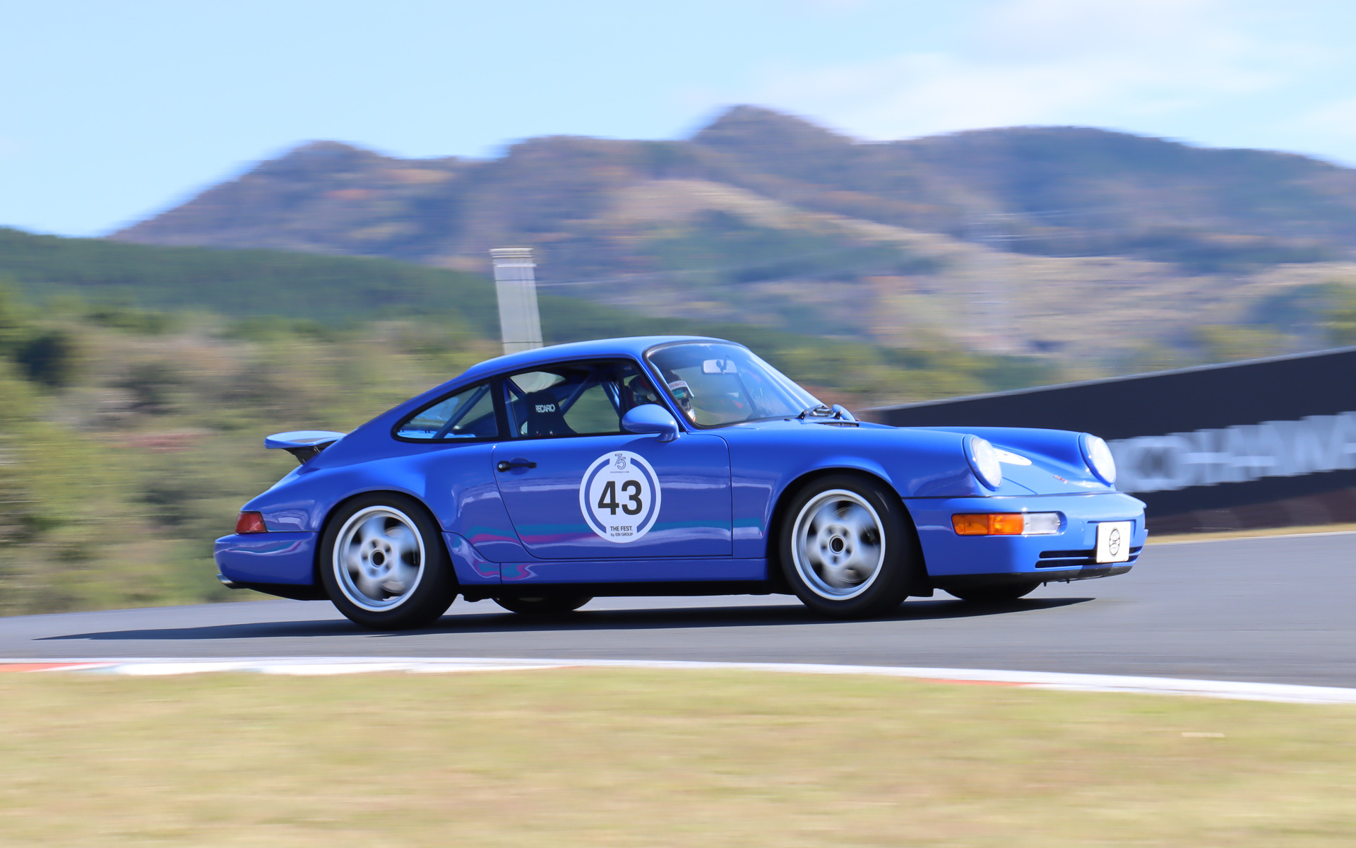 参加者によるサーキット走行シーン