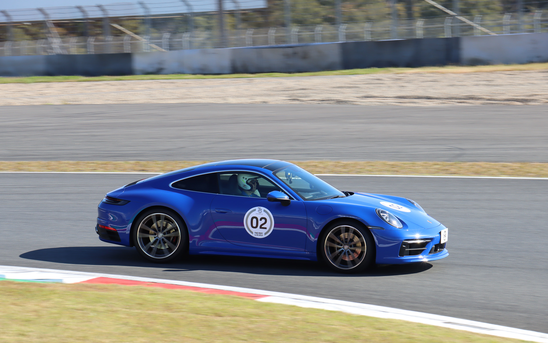 参加者によるサーキット走行シーン