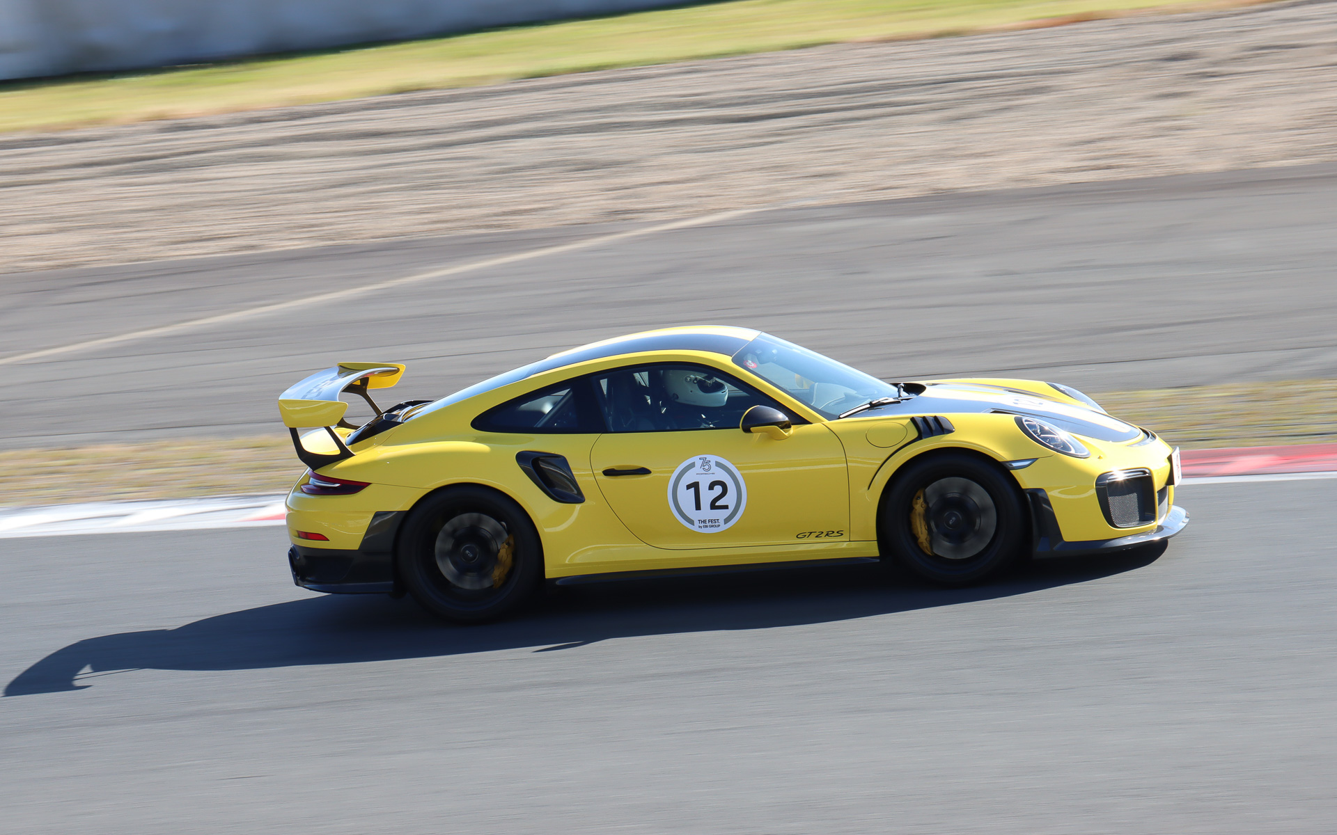 参加者によるサーキット走行シーン