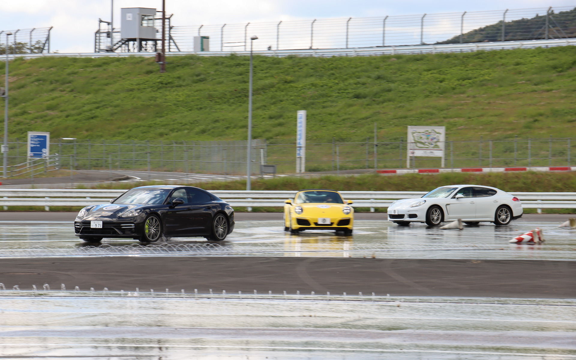 最初に先導車のあとに続いてコース設定を確認し、2回目からは1台ずつコースイン