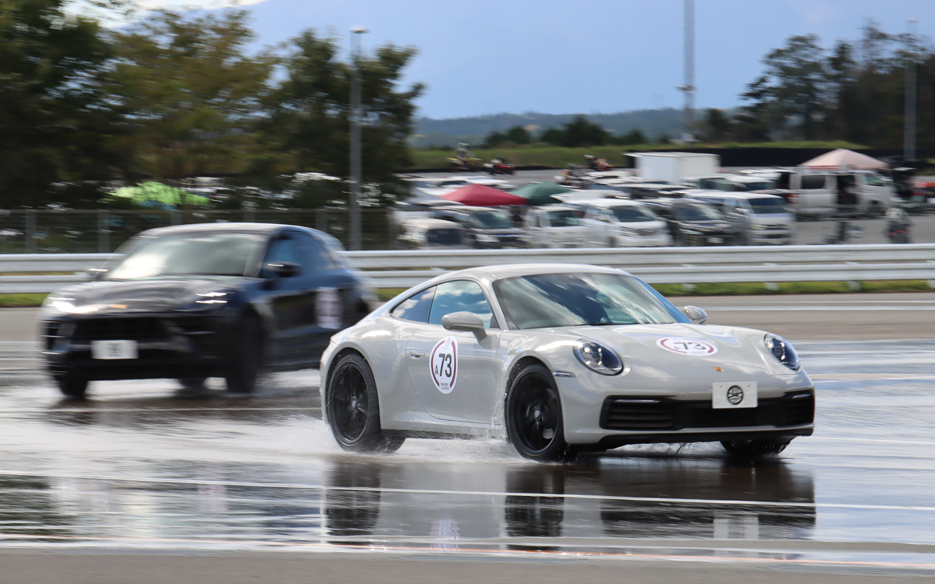 最初に先導車のあとに続いてコース設定を確認し、2回目からは1台ずつコースイン