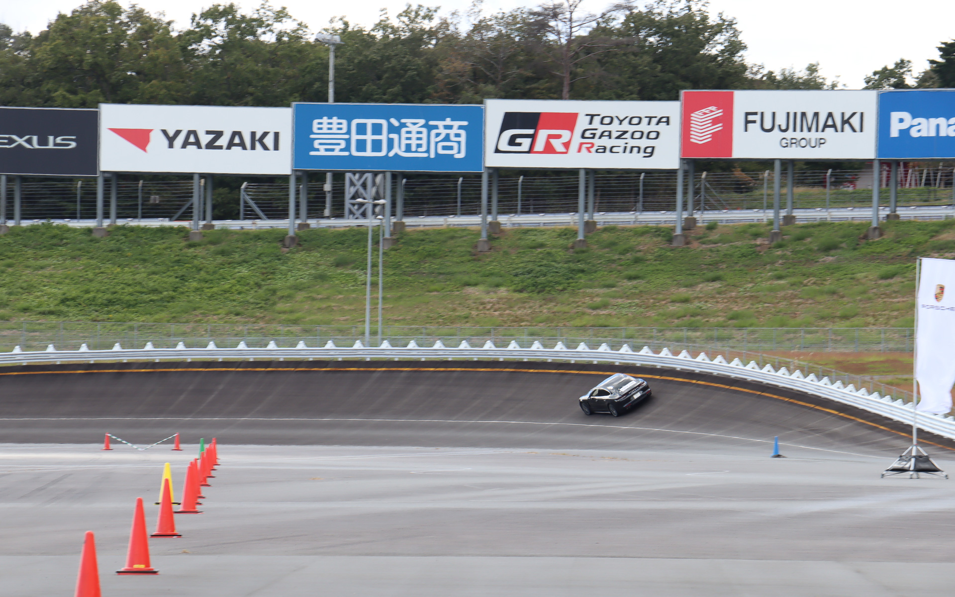 プロドライバーの運転による「35度バンク」高速走行デモ