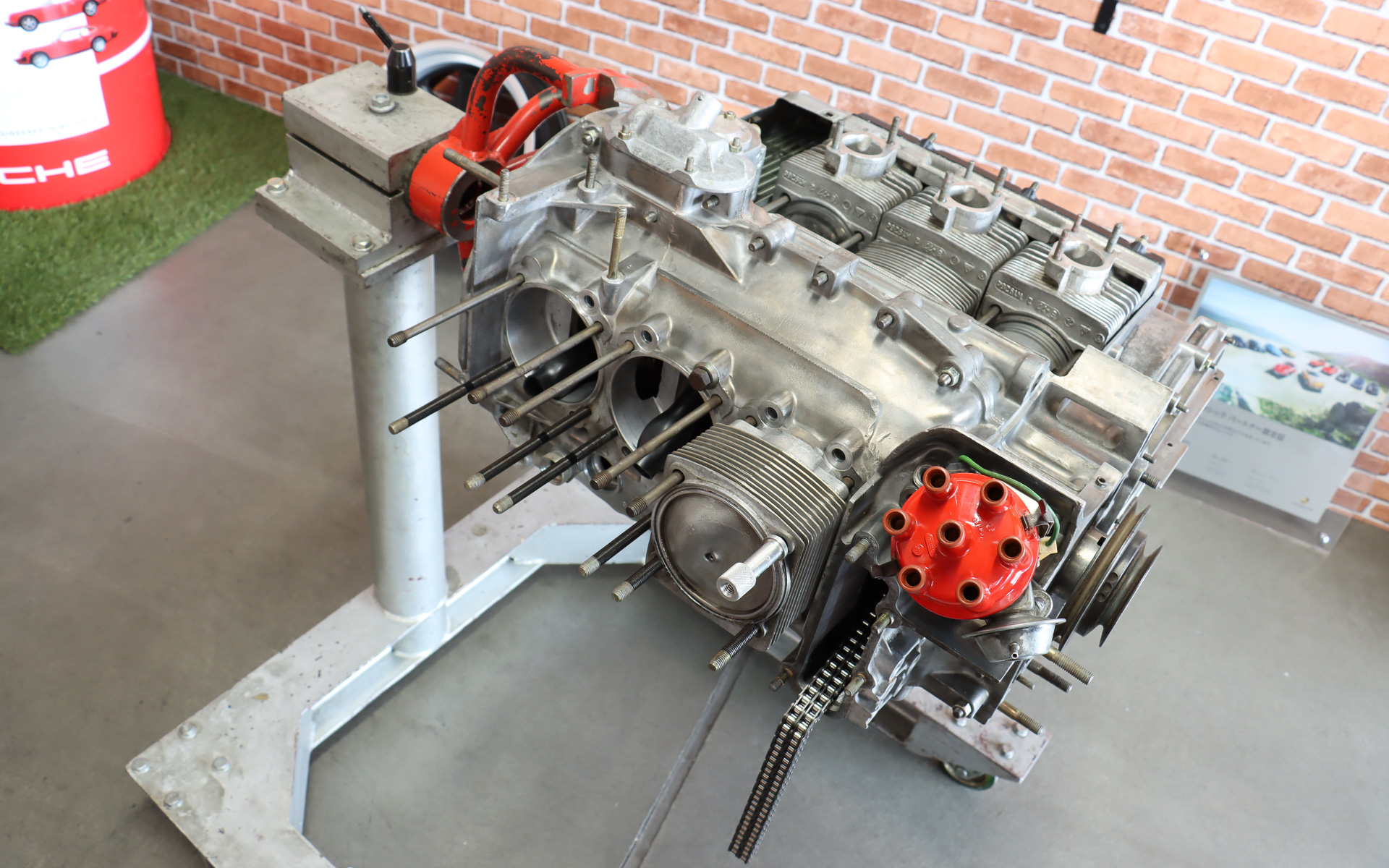 2.3リッターの水平対向6気筒エンジンは最高出力165PSを発生する