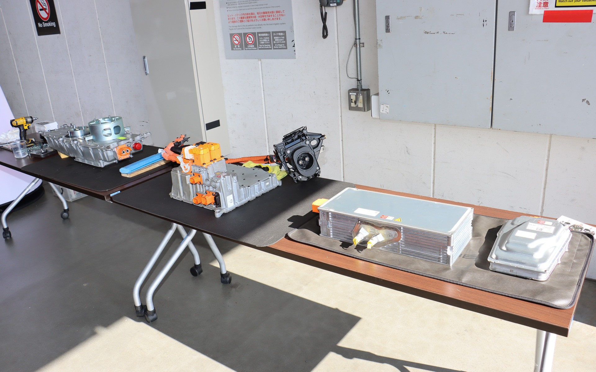 タイカンで使われているバッテリやインバーターなども展示