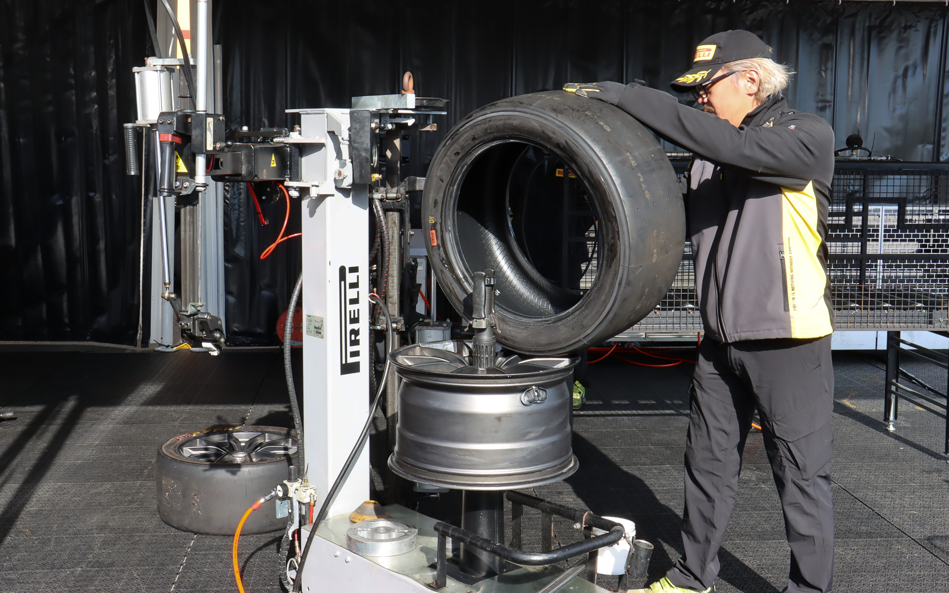 タイヤワックスを塗り、再びタイヤをホイールに組み付けていく