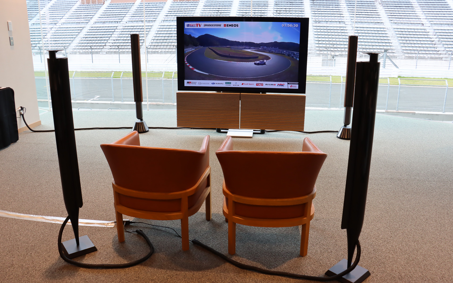 バング＆オルフセンのOLEDテレビ＆ホームオーディオを使い、同日開催されたスーパー耐久 2023シリーズ 第6戦 岡山大会の決勝レースを生配信