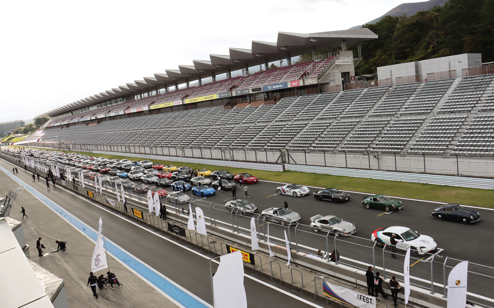 200台以上のポルシェがホームストレートに集結！