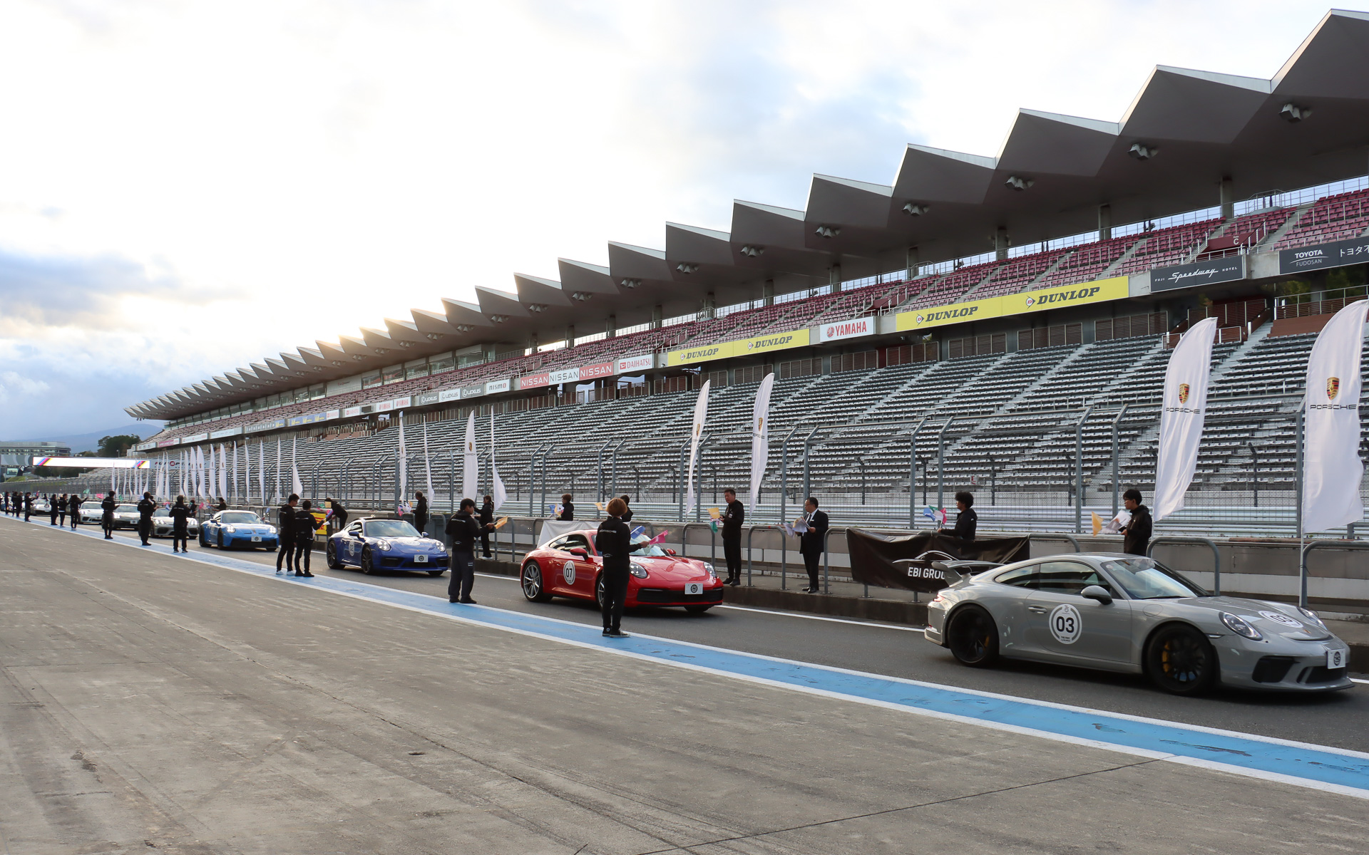 参加者はパレードランの終了後、EBI GROUPスタッフに旗を振って見送られ、パドックで前後のナンバープレートに貼り付けたイベントステッカーを剥がして帰路についた