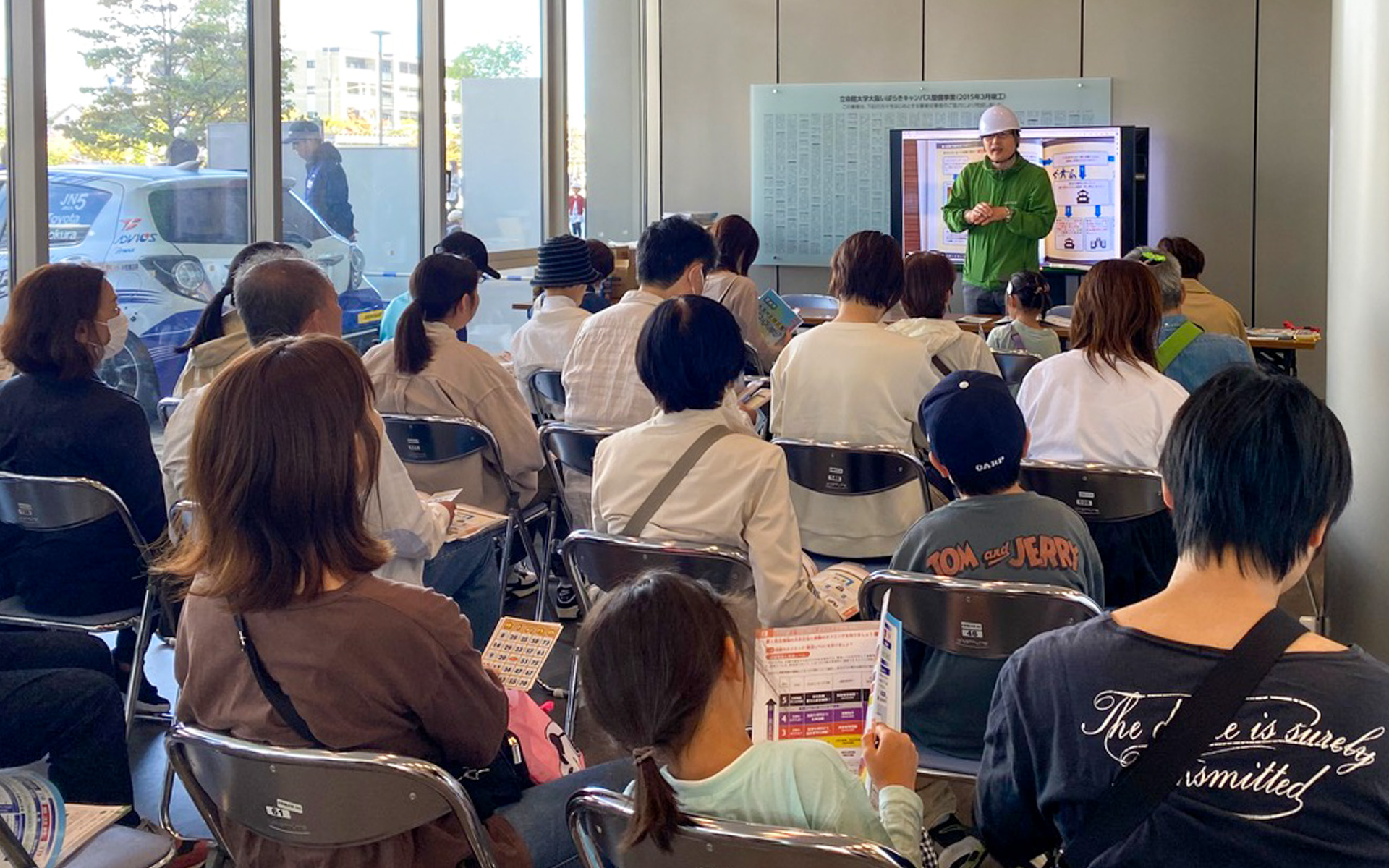 防犯、防災、交通安全の3本立てで行なった子どもの安全講習は大盛況。立命館大学文学部の村中教授は、キャンパスのある茨木市のハザードマップを分かりやすく解説してくれました。自分の家や子どもが通う学校が、もし洪水などが起こった時にどのくらいの危険度なのか、ちゃんと知っておくことも大事ですね