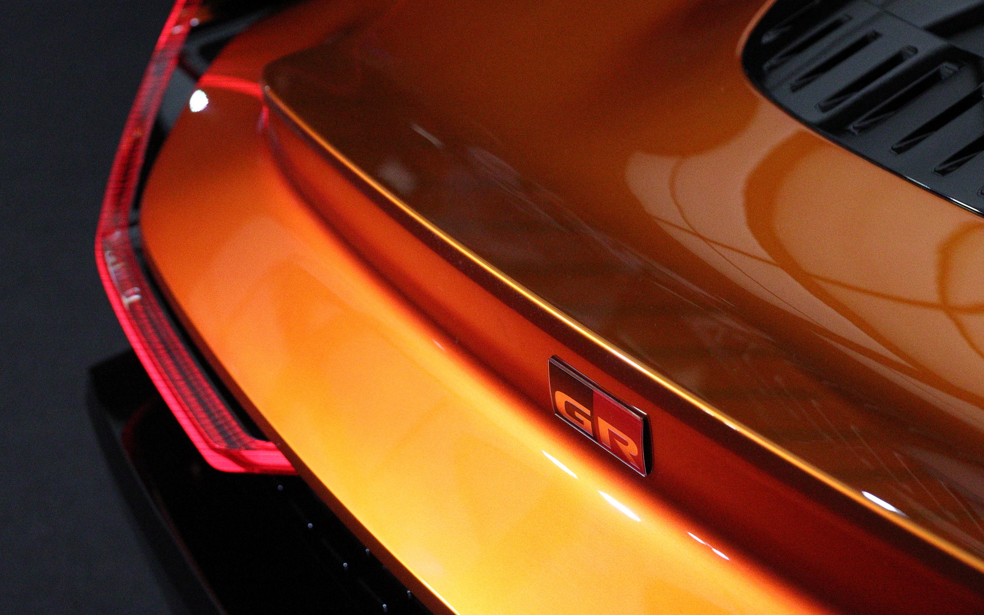 フロントやリアのエッジはLLEDで仕上げられている