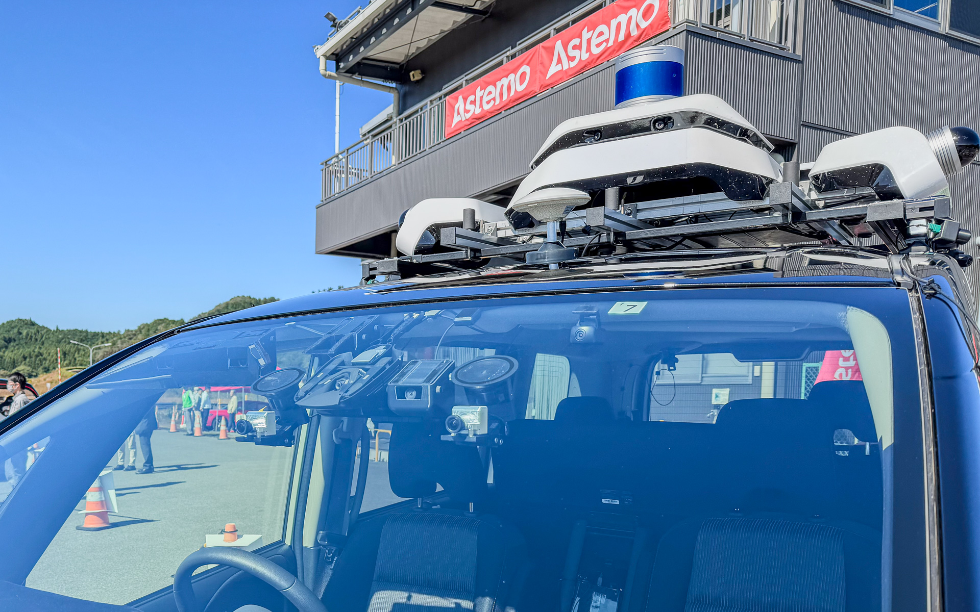 フロントはウィンドウ内で左右に配置