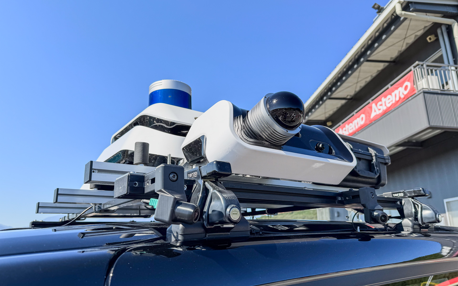 上は実験データの確認用のLiDAR、今回は用いられていない。キャリアに付いている小型カメラを用いている。後ろのカメラは前を見て、前のカメラは後ろを見る配置となっていた