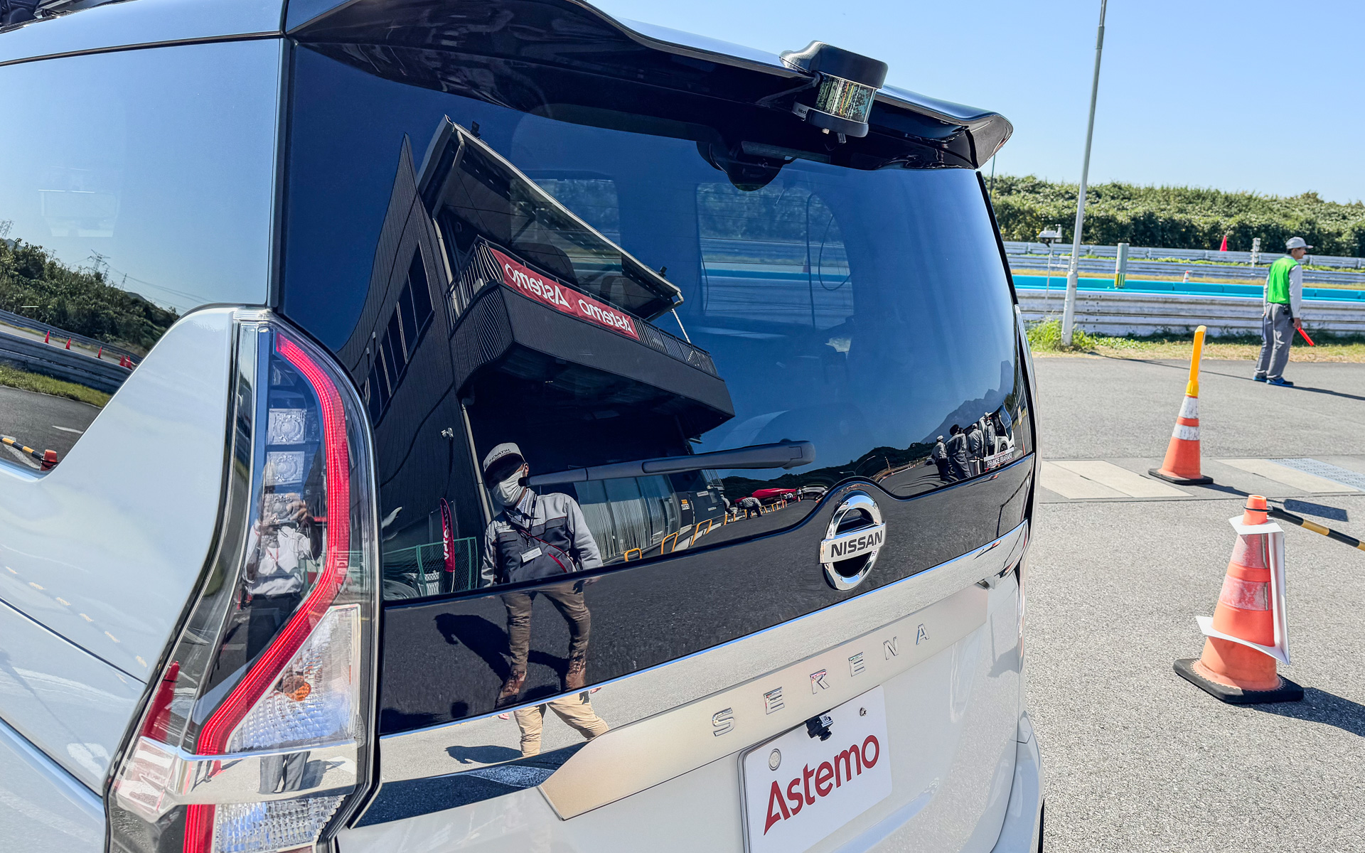 リアは上と下に、位置は画像補整算出するのである程度適当でよいとのこと。今あるリアカメラを使えるということを訴求