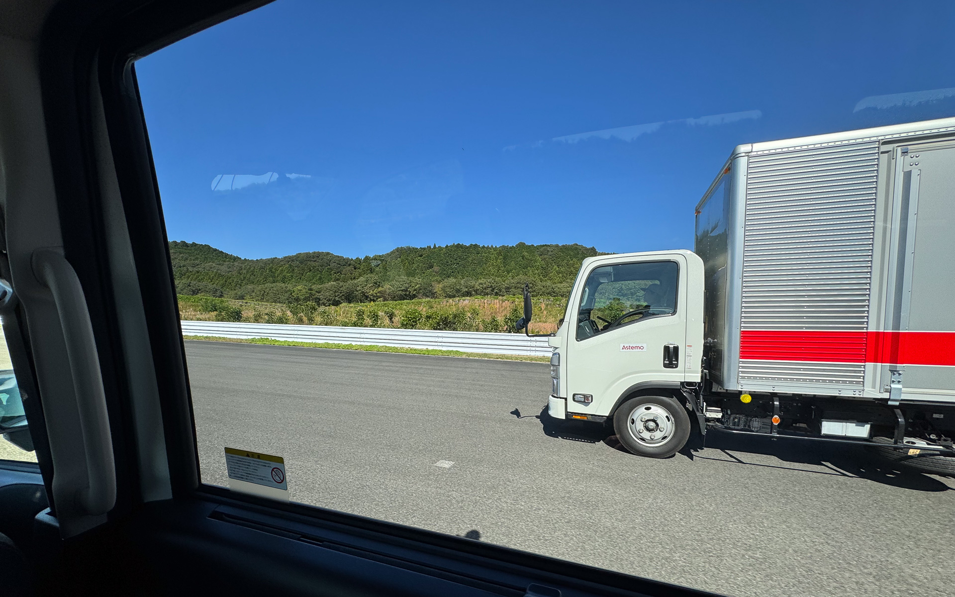 側方を走るトラック。このトラックの走行方向を高精度に算出・予測しワーニングも行なえる。現在のミラーに組み込まれたワーニングでは、いるかいないかの算出を行なうのみだ