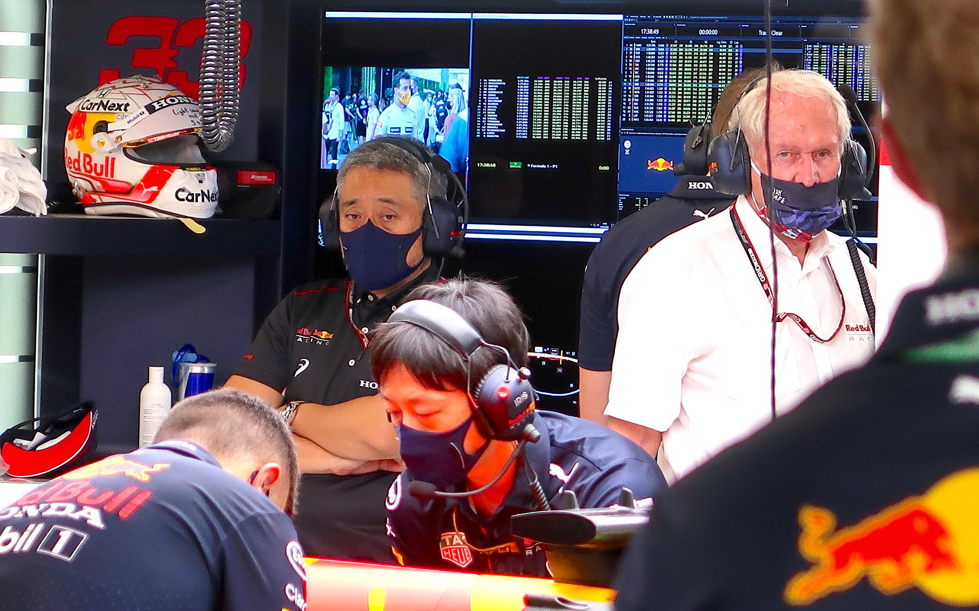 F1の2021年シーズン。サウジアラビアGPで勝利を逃したフェルスタッペン選手とレッドブル。右端がホーナー氏で左端がマルコ氏