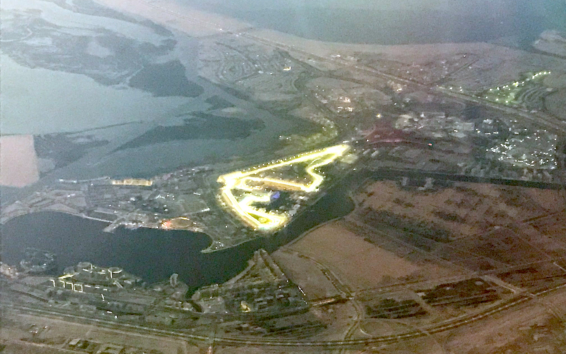 アブダビ空港に着陸する前、眼下には決戦の舞台となるヤス・マリーナ・サーキットが輝いていた