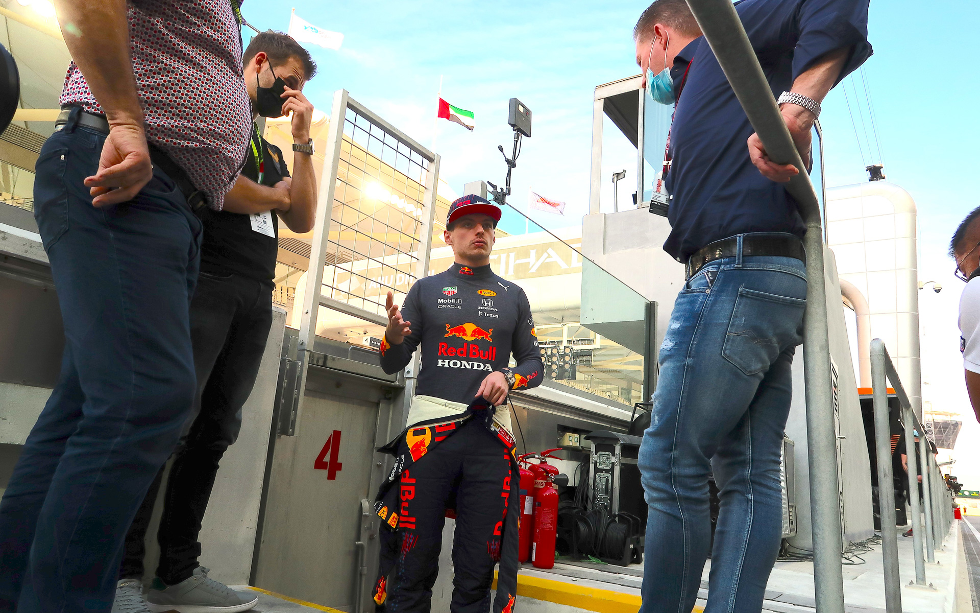 父親のヨス氏や身内のスタッフとしばらく歓談していたマックス・フェルスタッペン選手