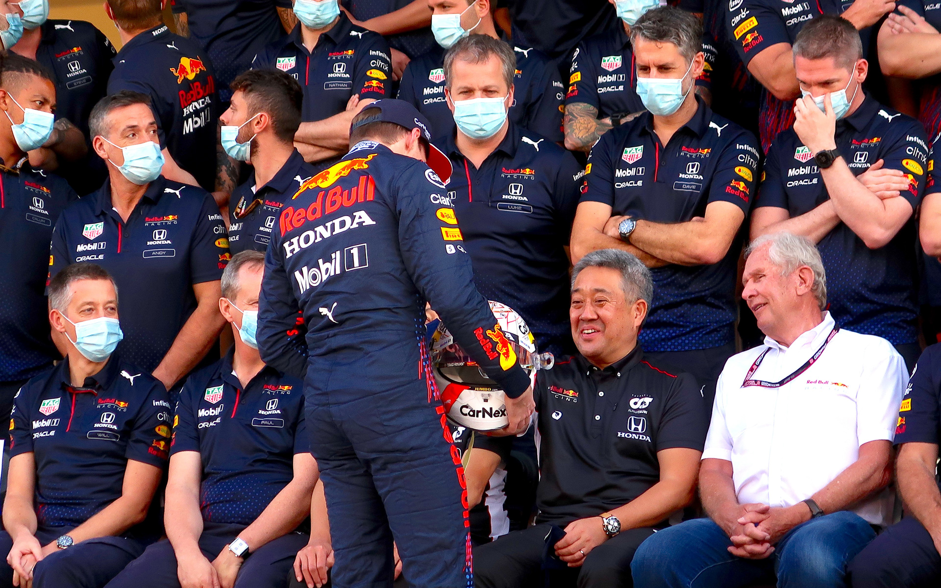 山本雅史さんと田辺豊治さんにヘルメットの文字を見せるフェルスタッペン選手