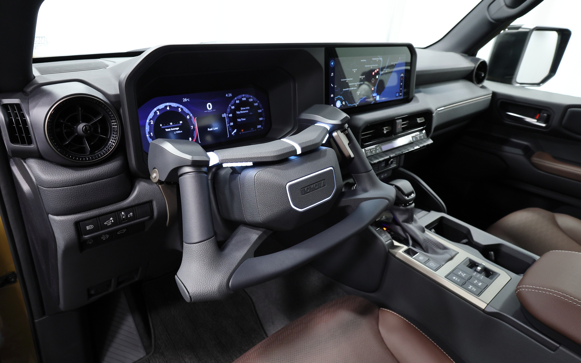 アクセルやブレーキ操作を異形ステアリングに集約した「NEO Steer（ネオステア）」