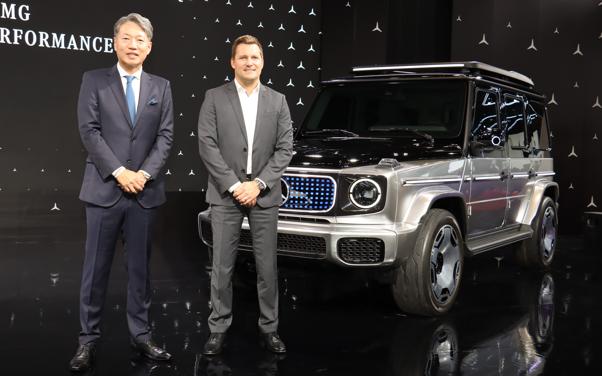 プレスブリーフィングで登壇したメルセデス・ベンツ日本株式会社 代表取締役社長兼CEO 上野金太郎氏（左）と独メルセデス・ベンツ Gクラス プロダクトマネージャー トニ・メンテル氏（右）