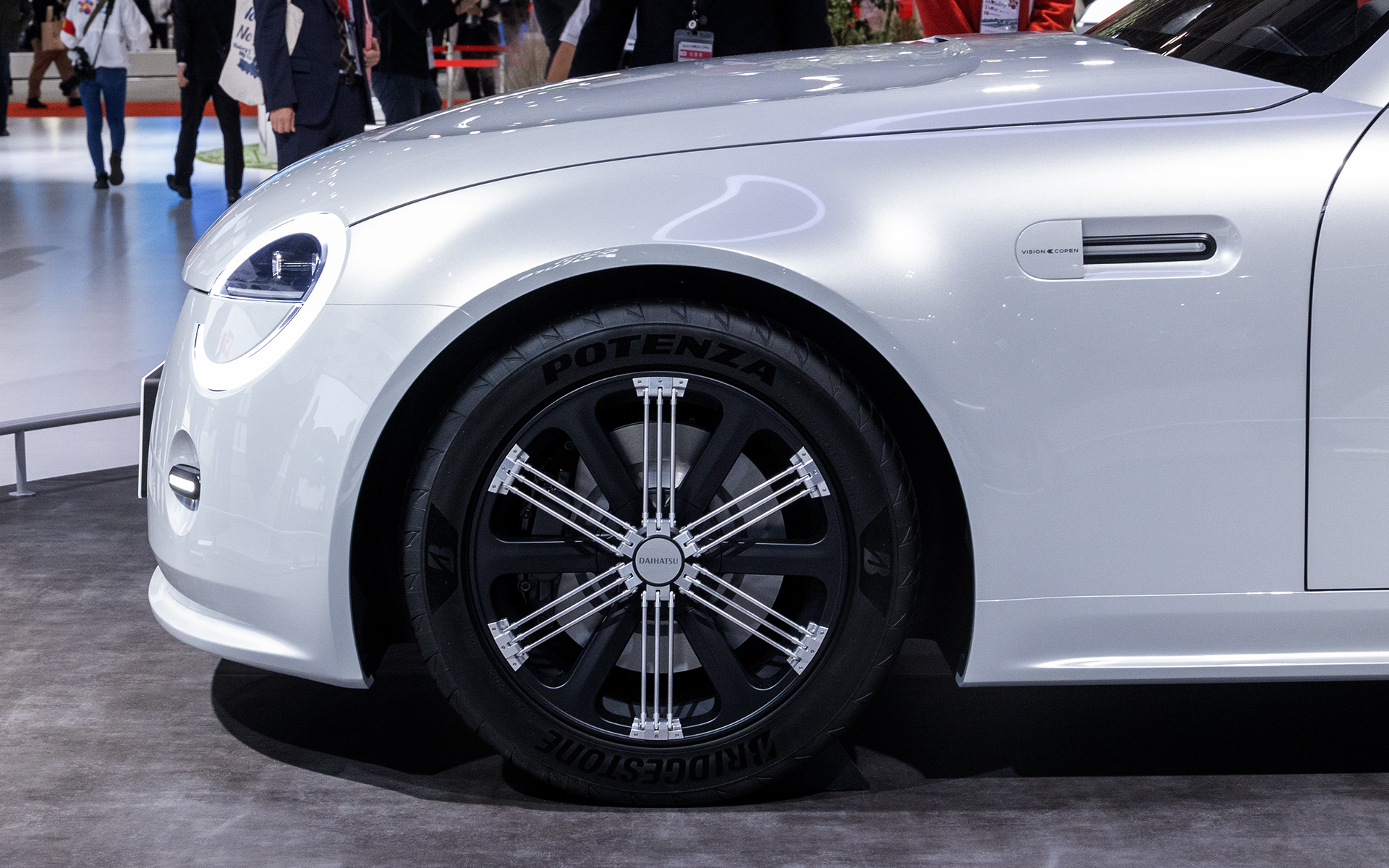 ホイールは現状4穴。バネ下重量を増やしたくないのが理由だという。ブレーキは4ピストンキャリパーが付いていた