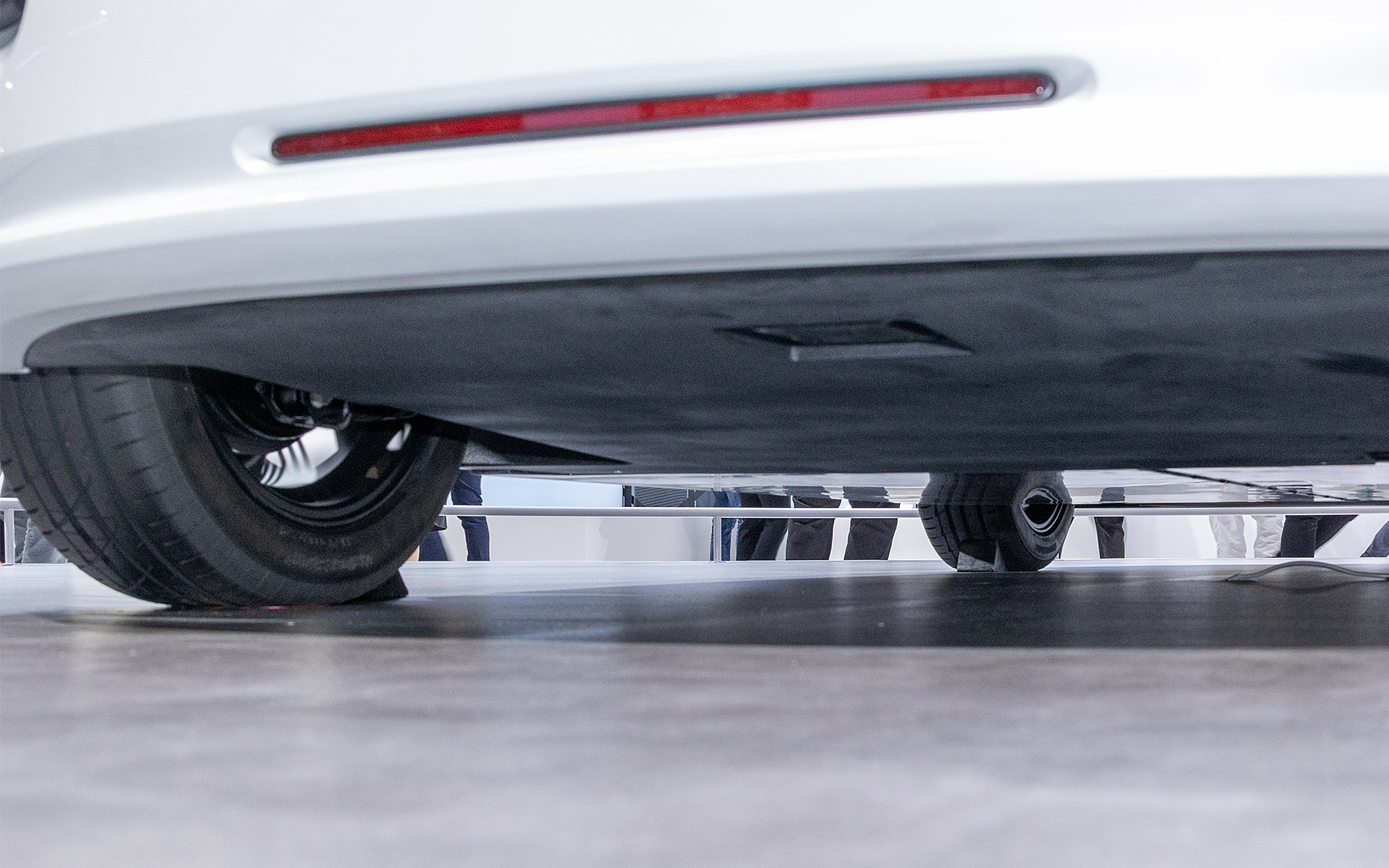 下面はフロアボードで覆われていたのでサスペンションの構造は見えなかった