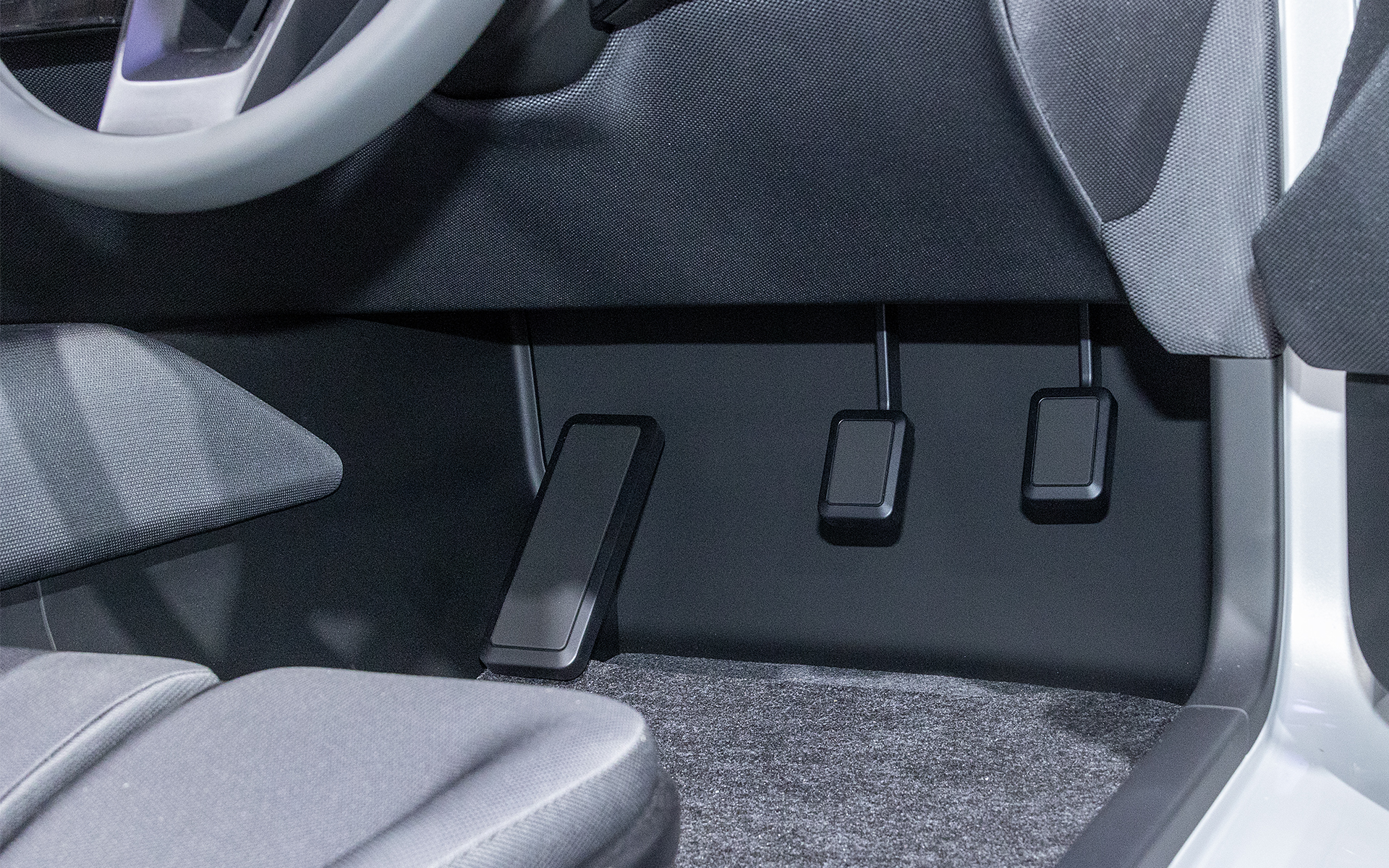 展示車は2ペダルだったがMTの開発も検討しているとのこと